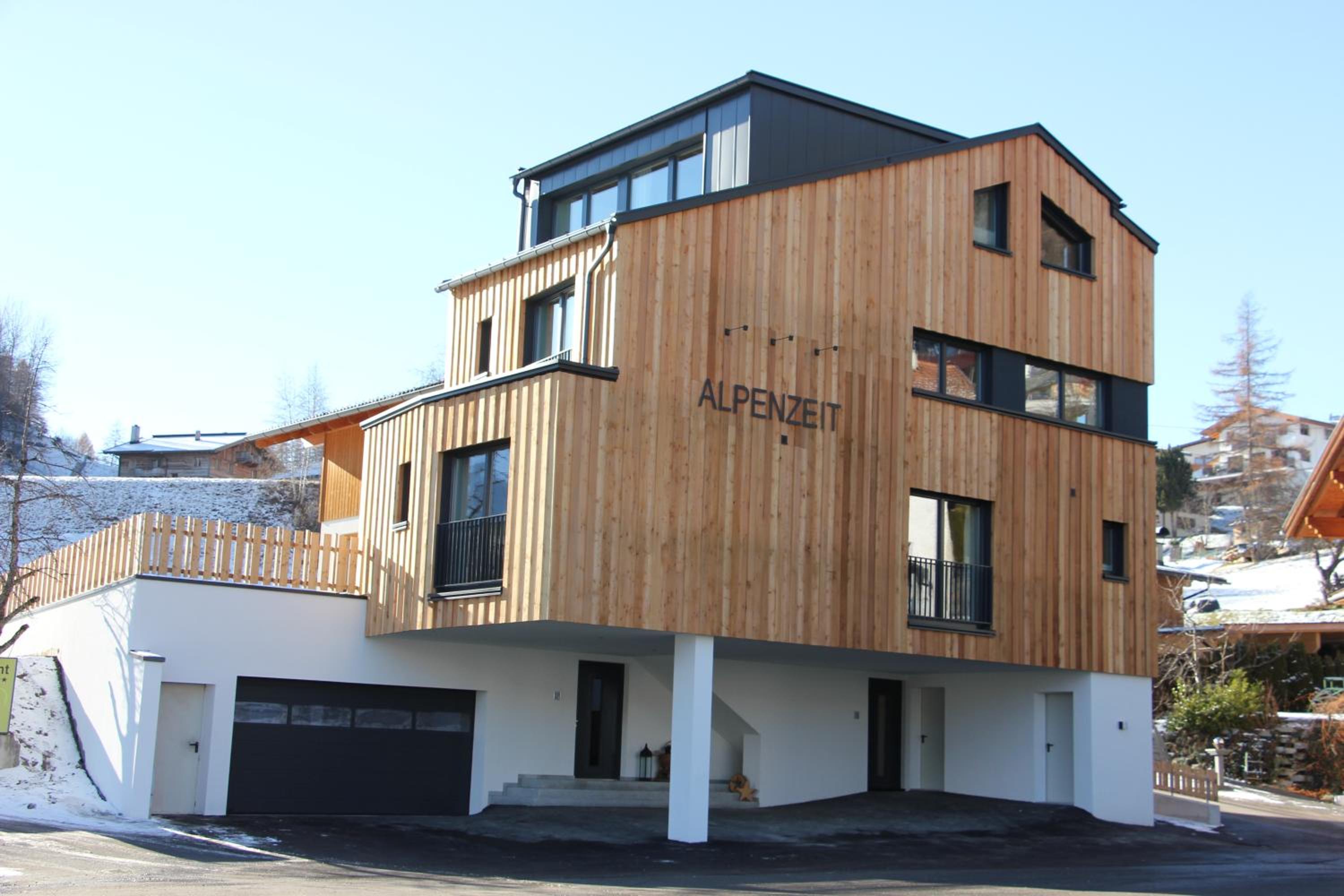 Six-Bedroom House photo 3