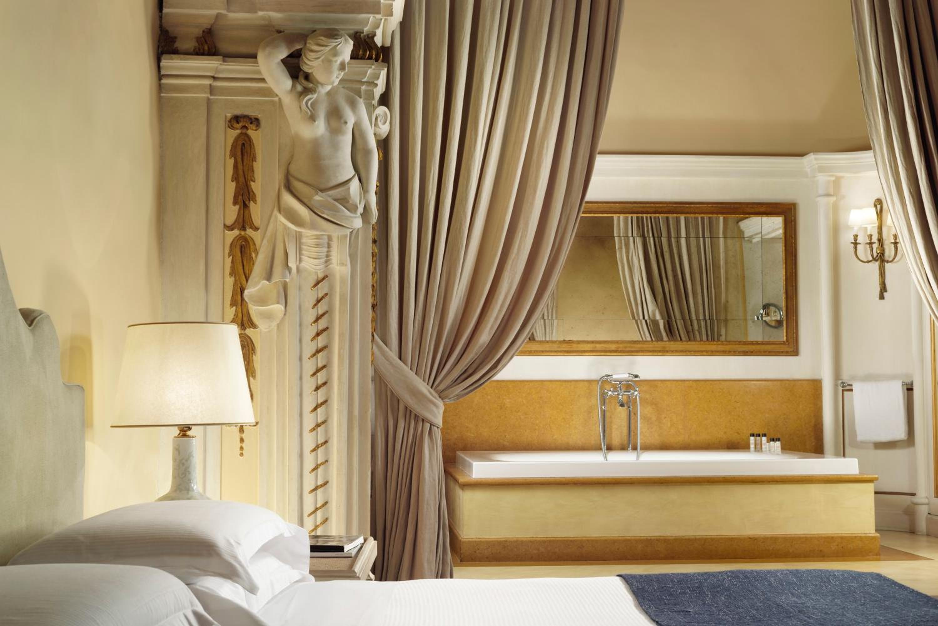 Junior Suite with Hot Tub photo 2