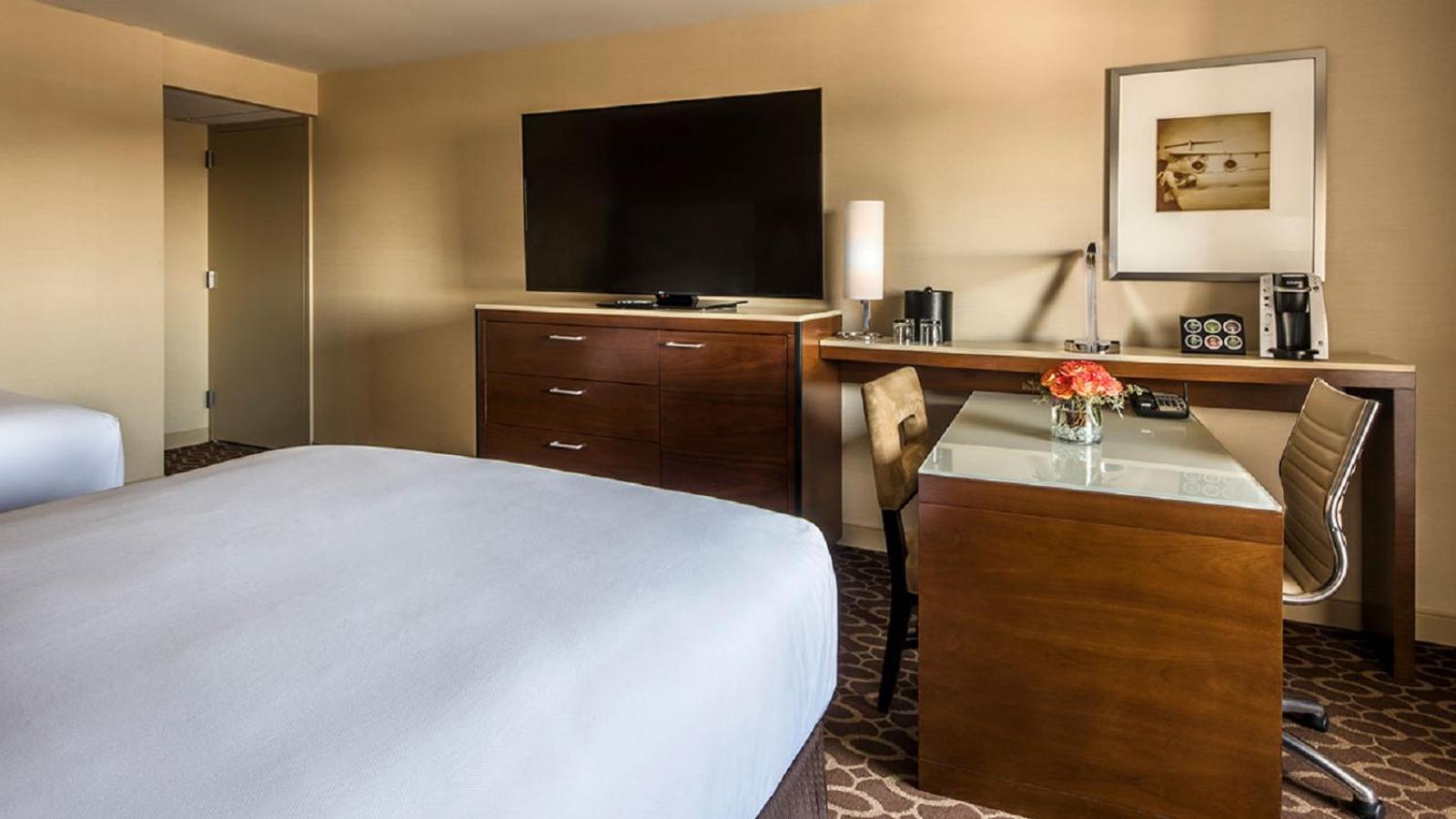 Double Room with Two Double Beds and Balcony - Photo 4