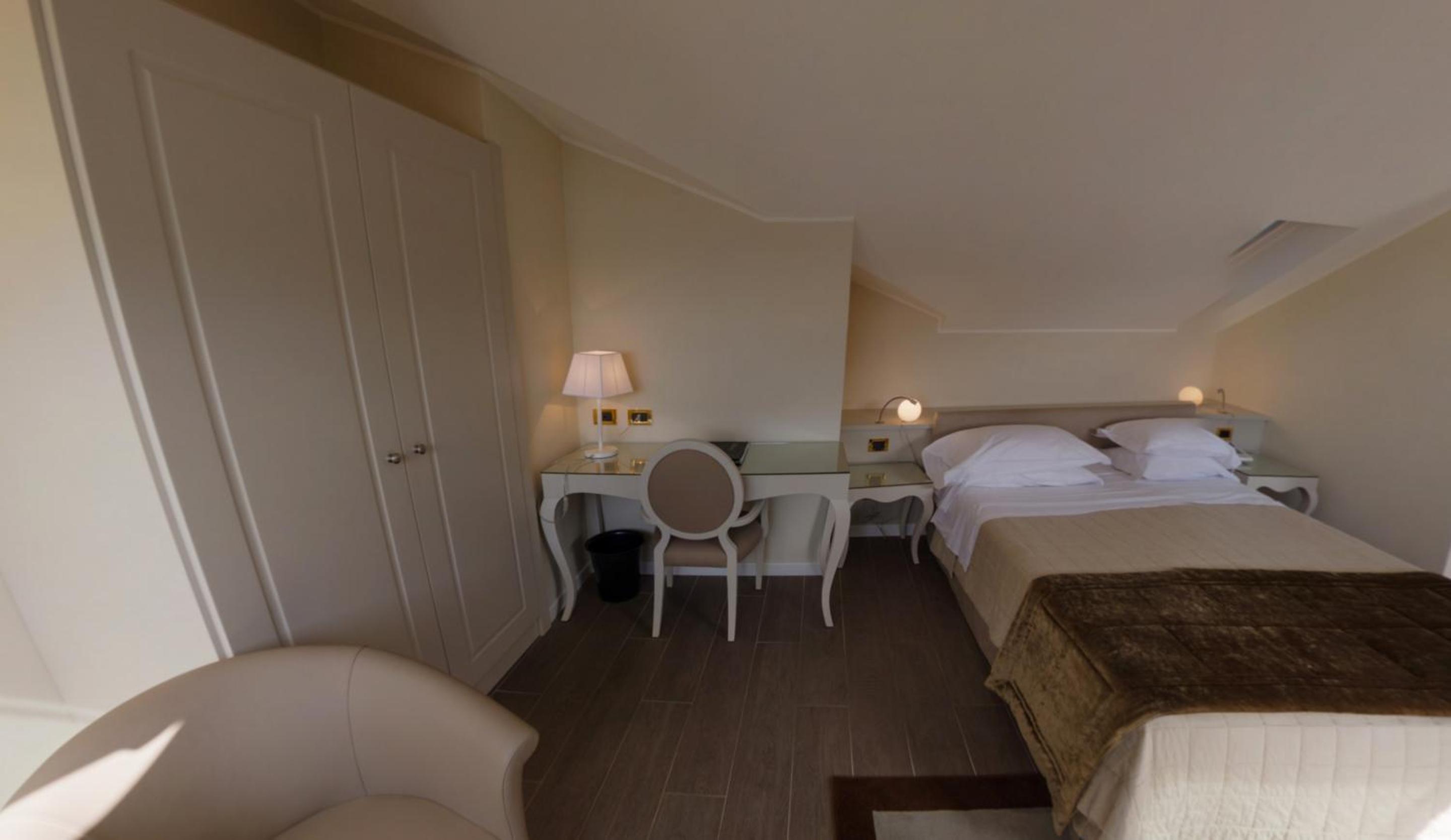 Luxury Suite - Photo 15