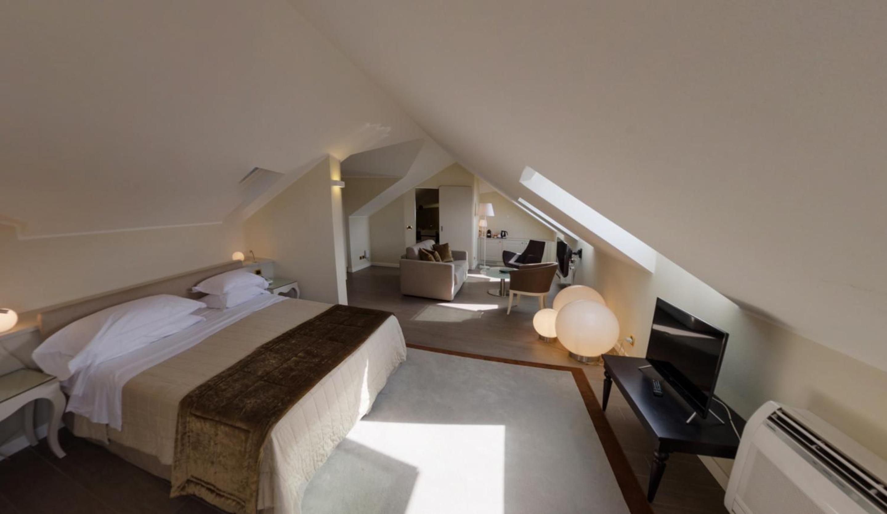 Luxury Suite - Photo 3