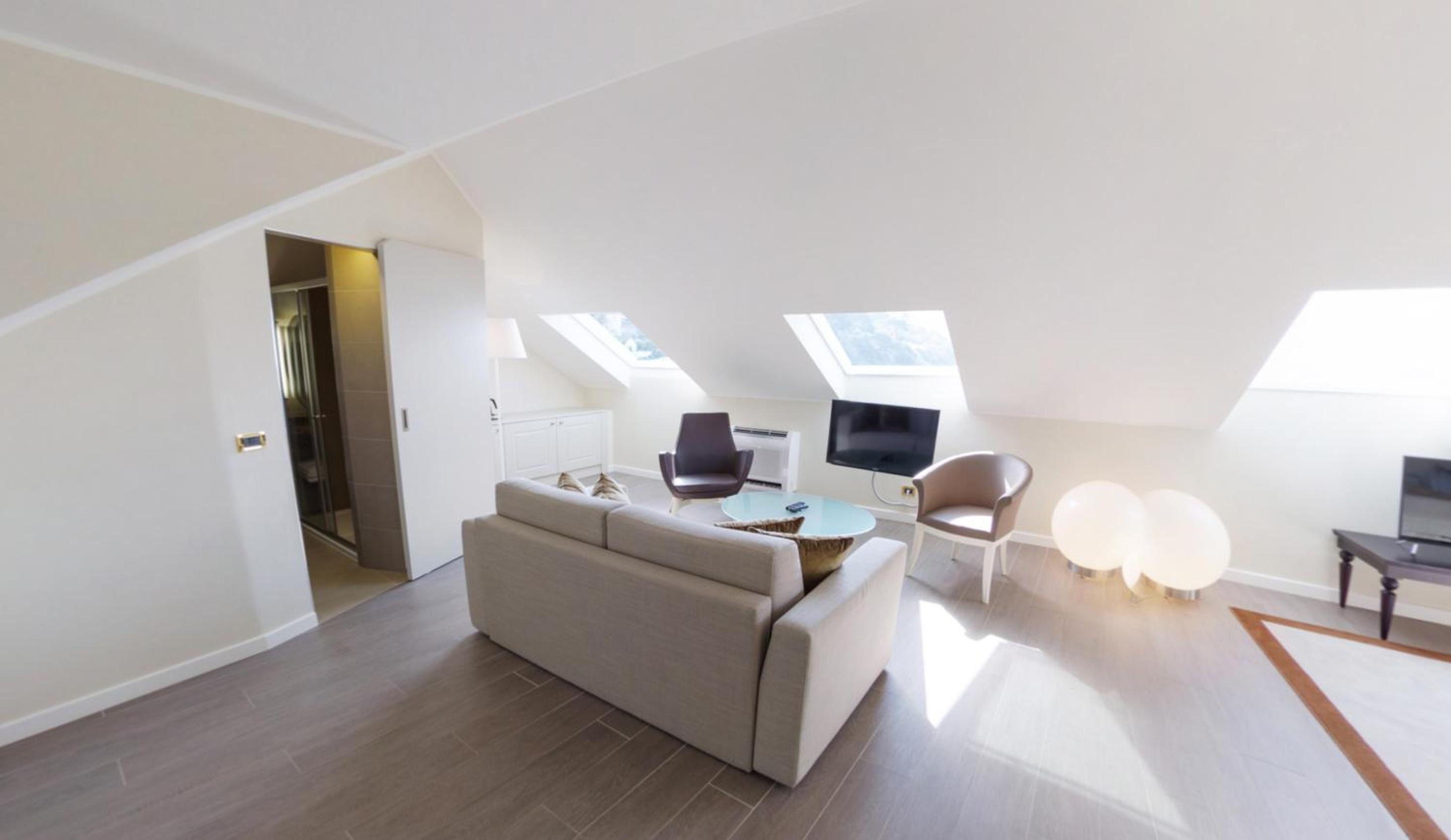 Luxury Suite - Photo 8