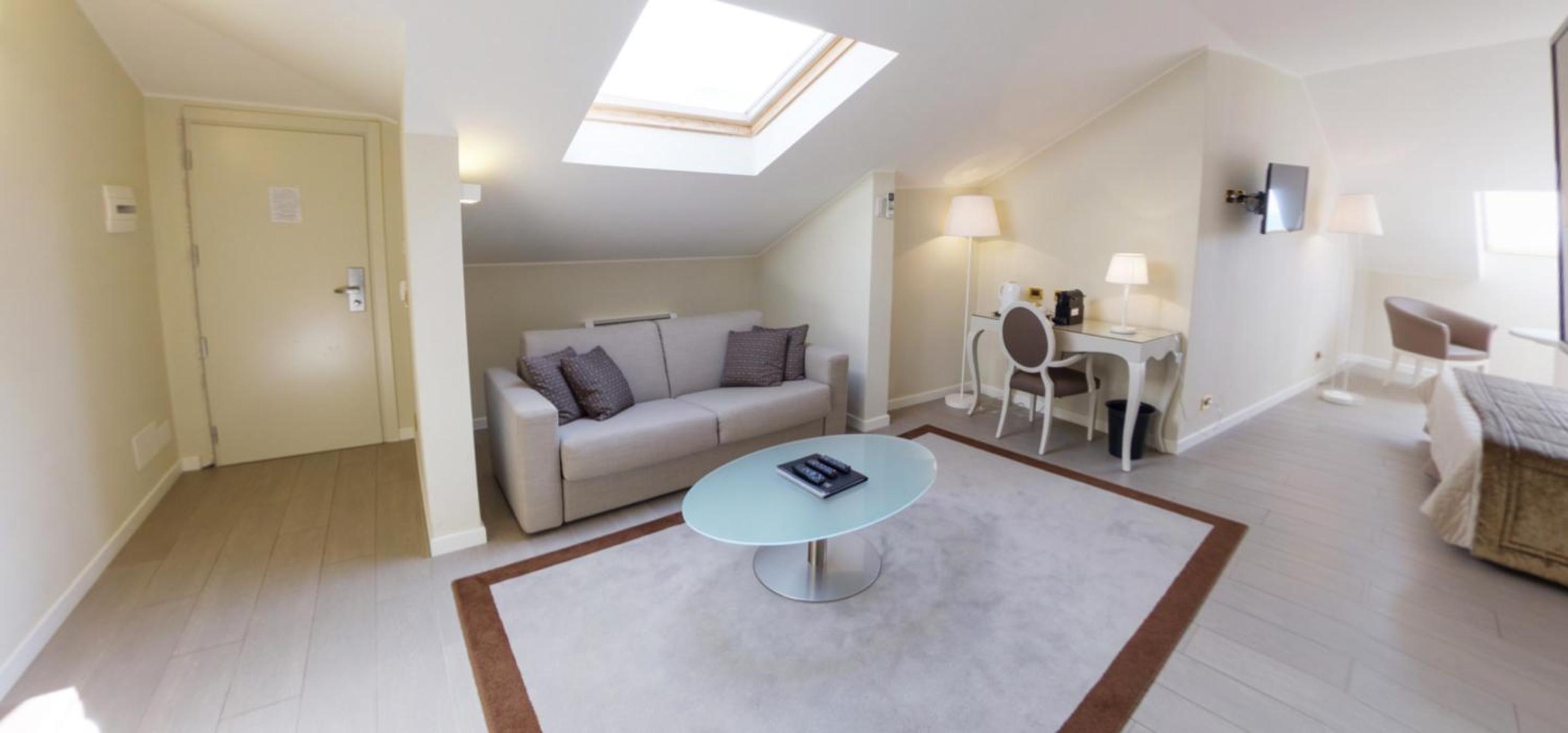 Suite - Attic - Photo 7