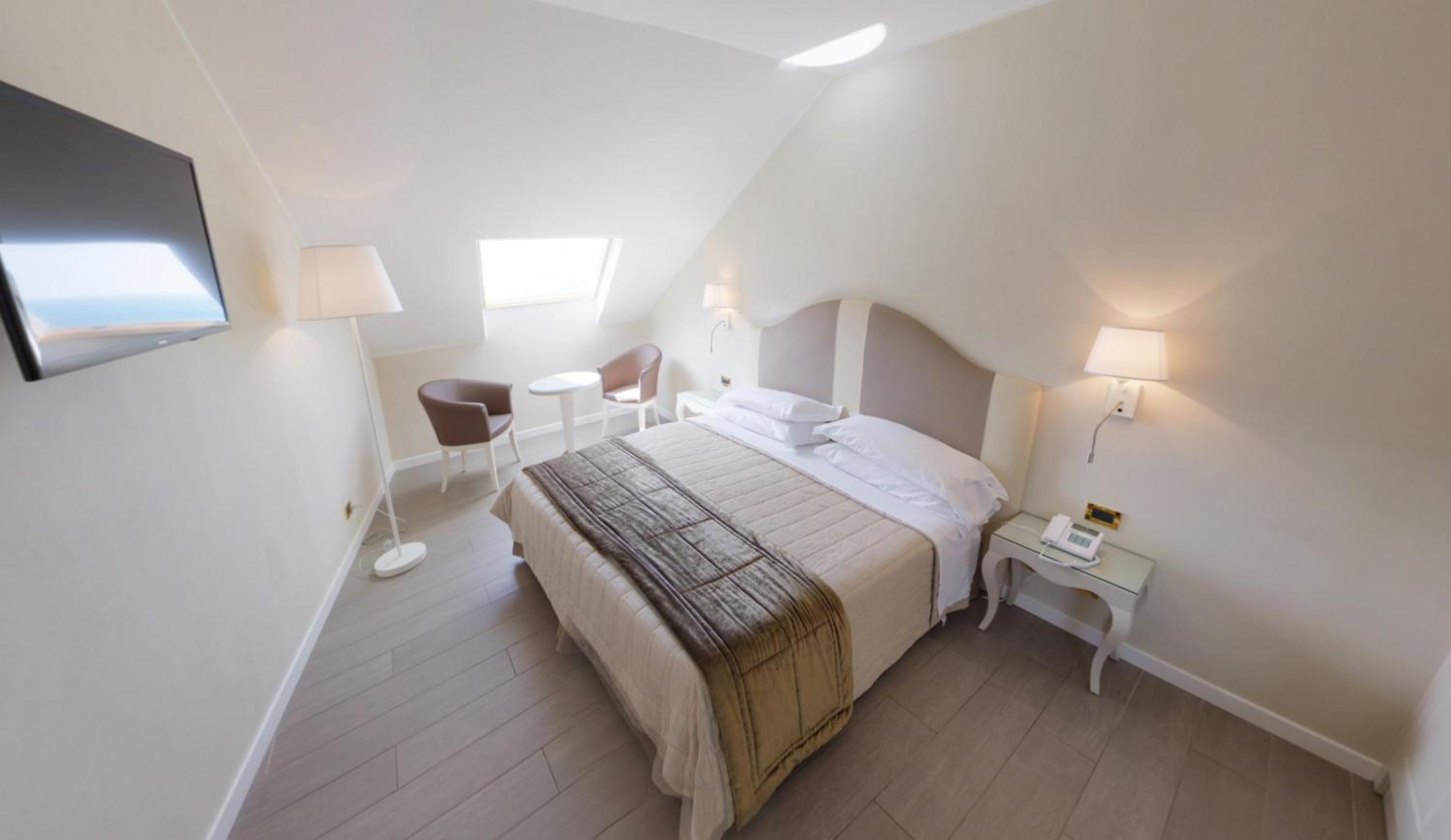 Suite - Attic - Photo 1