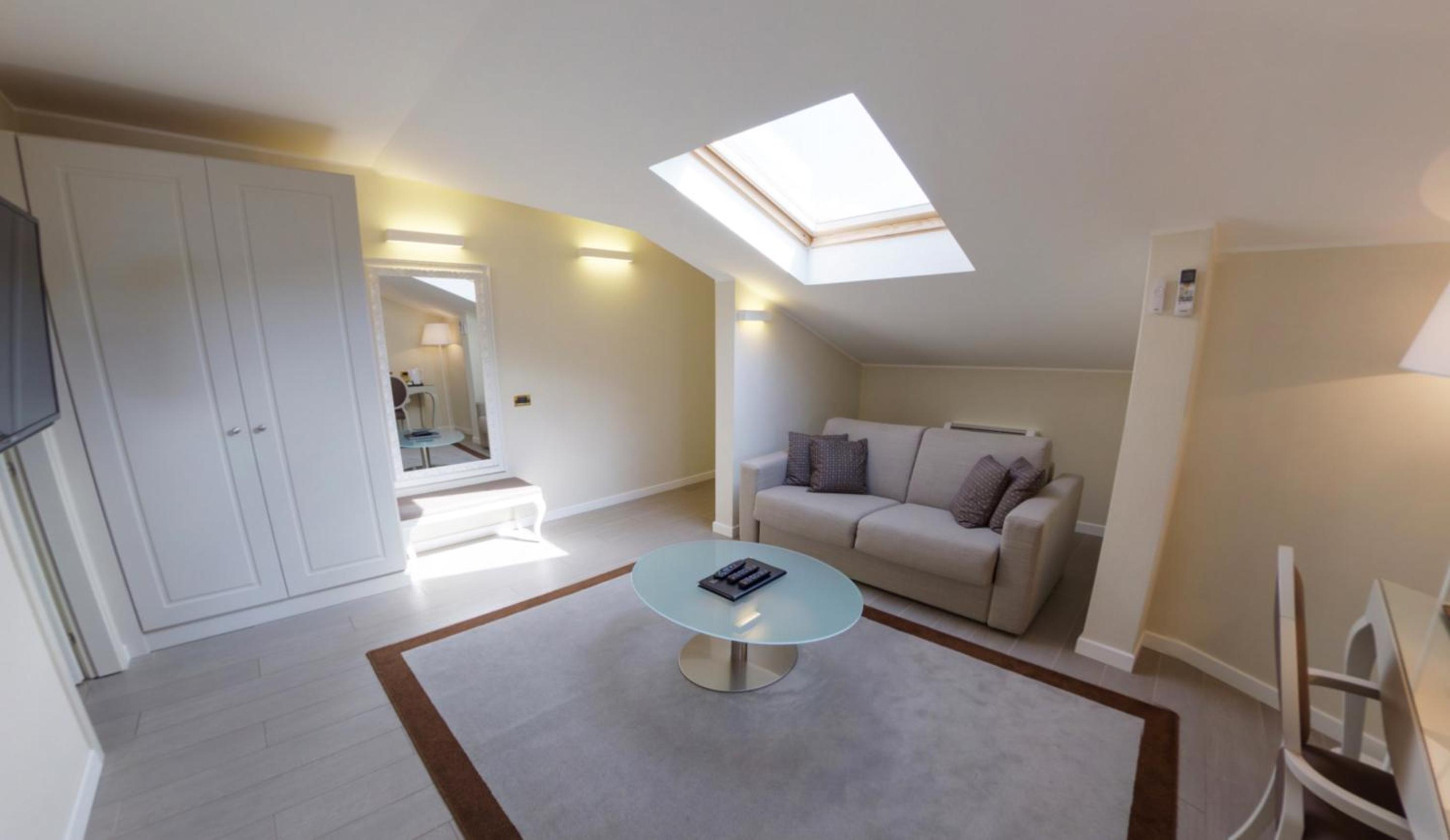 Suite - Attic - Photo 4