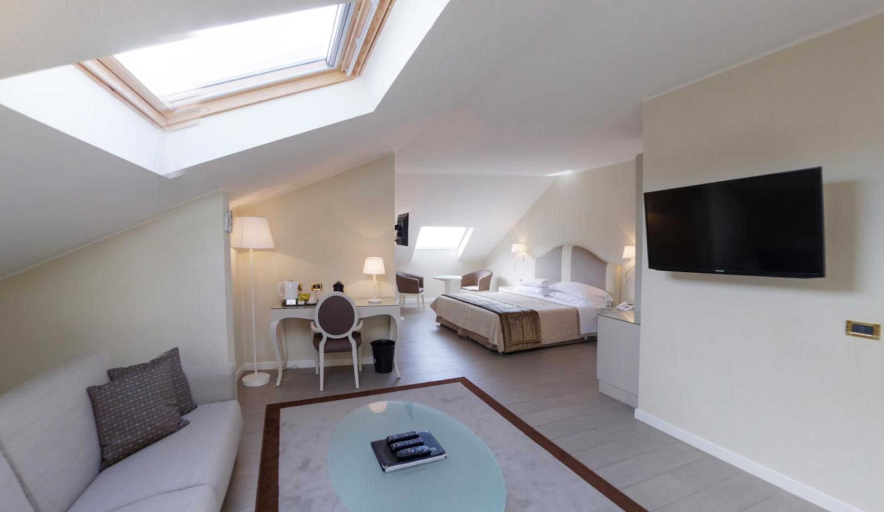Suite - Attic - Photo 5