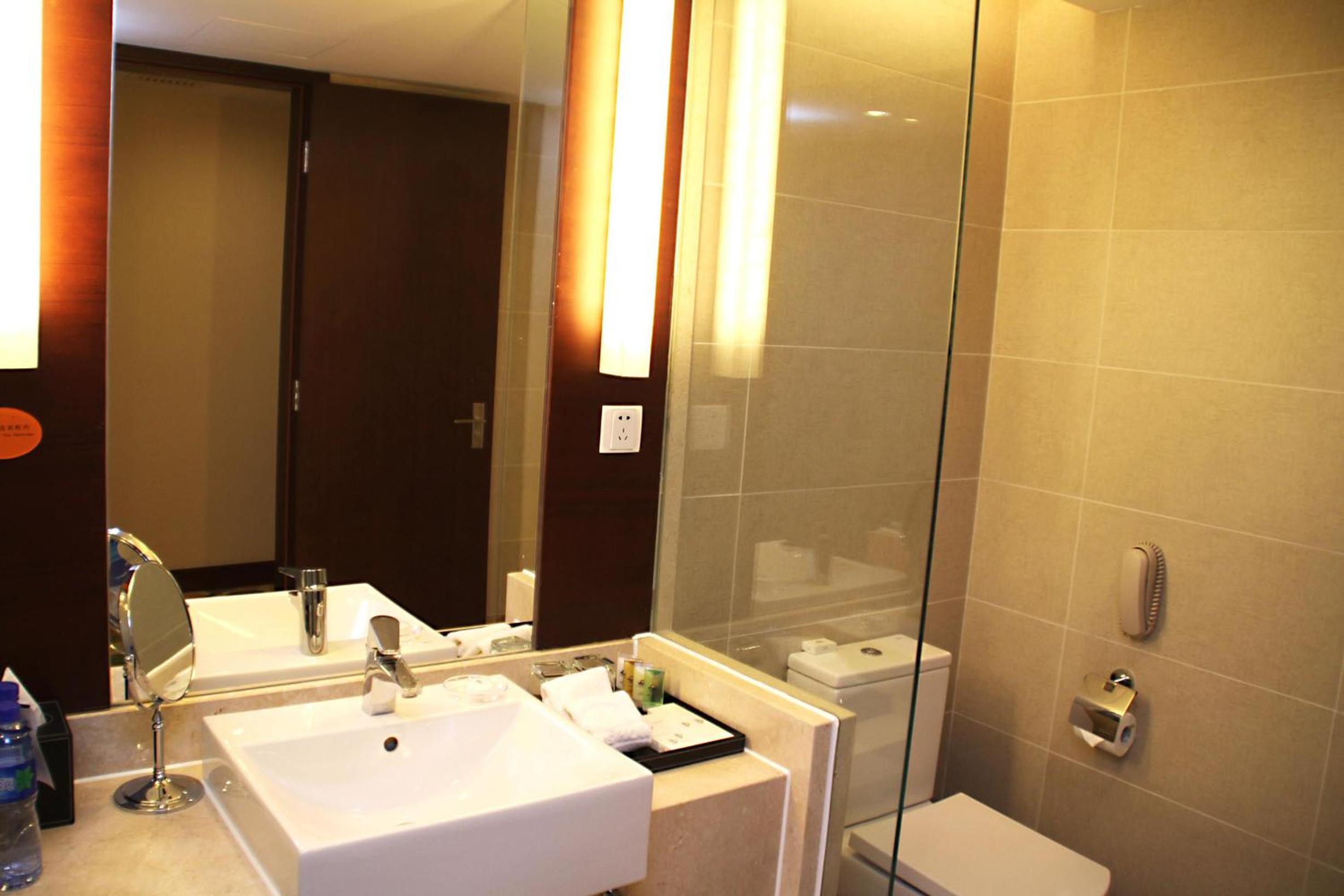 Queen Room - Non-Smoking - Photo 2