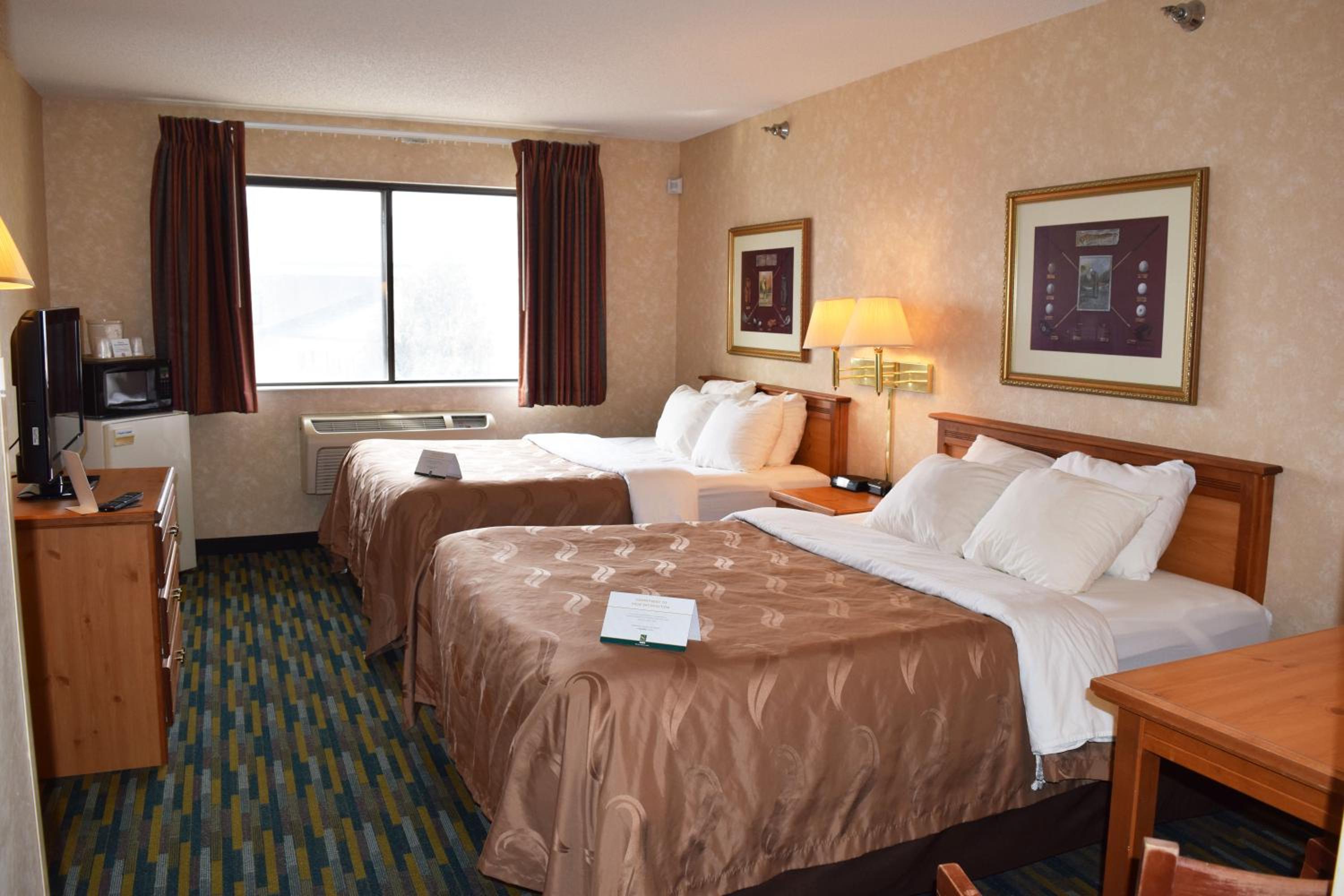 Queen Room with Two Queen Beds - Non-Smoking - Photo 2