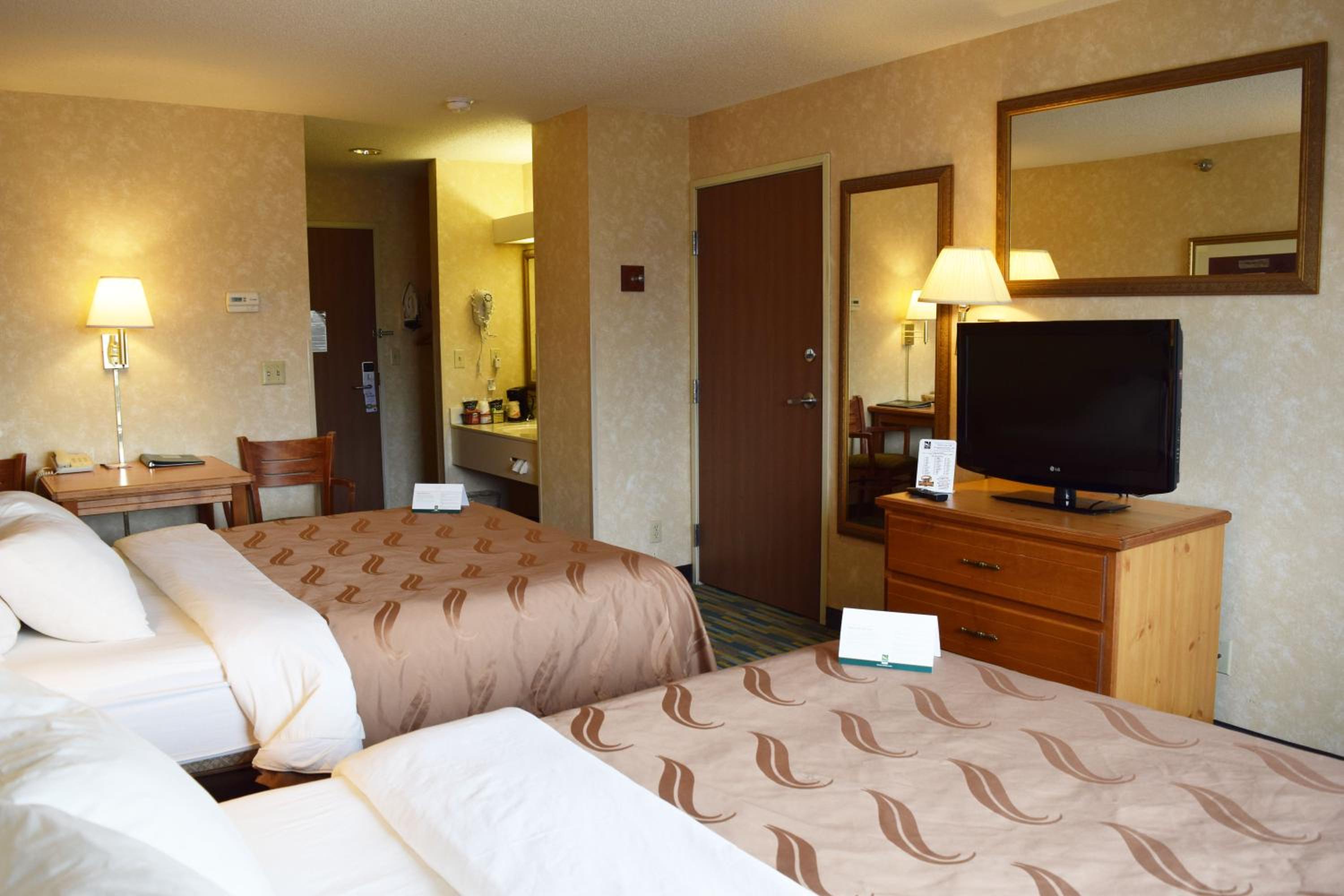 Queen Room with Two Queen Beds - Non-Smoking - Photo 1