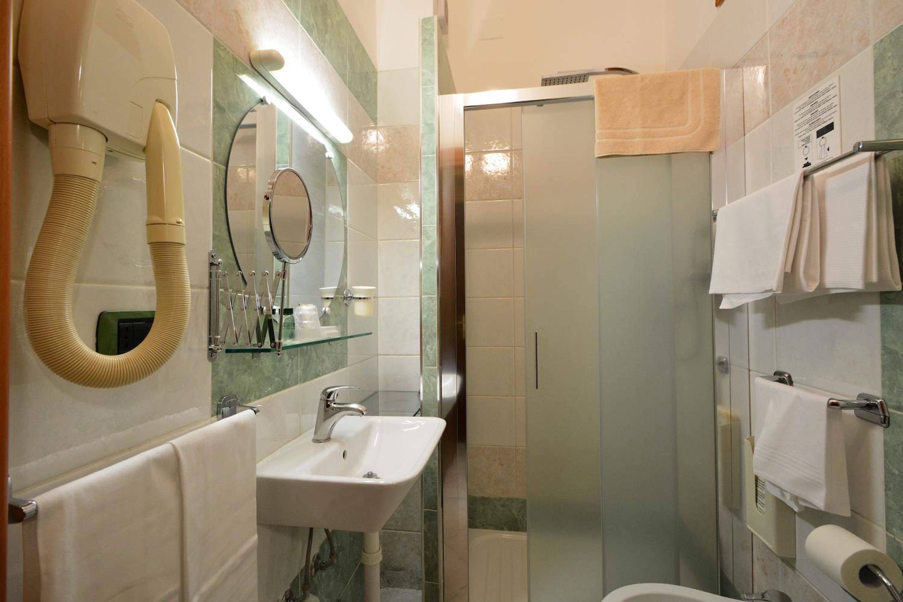 Double Room - Photo 8