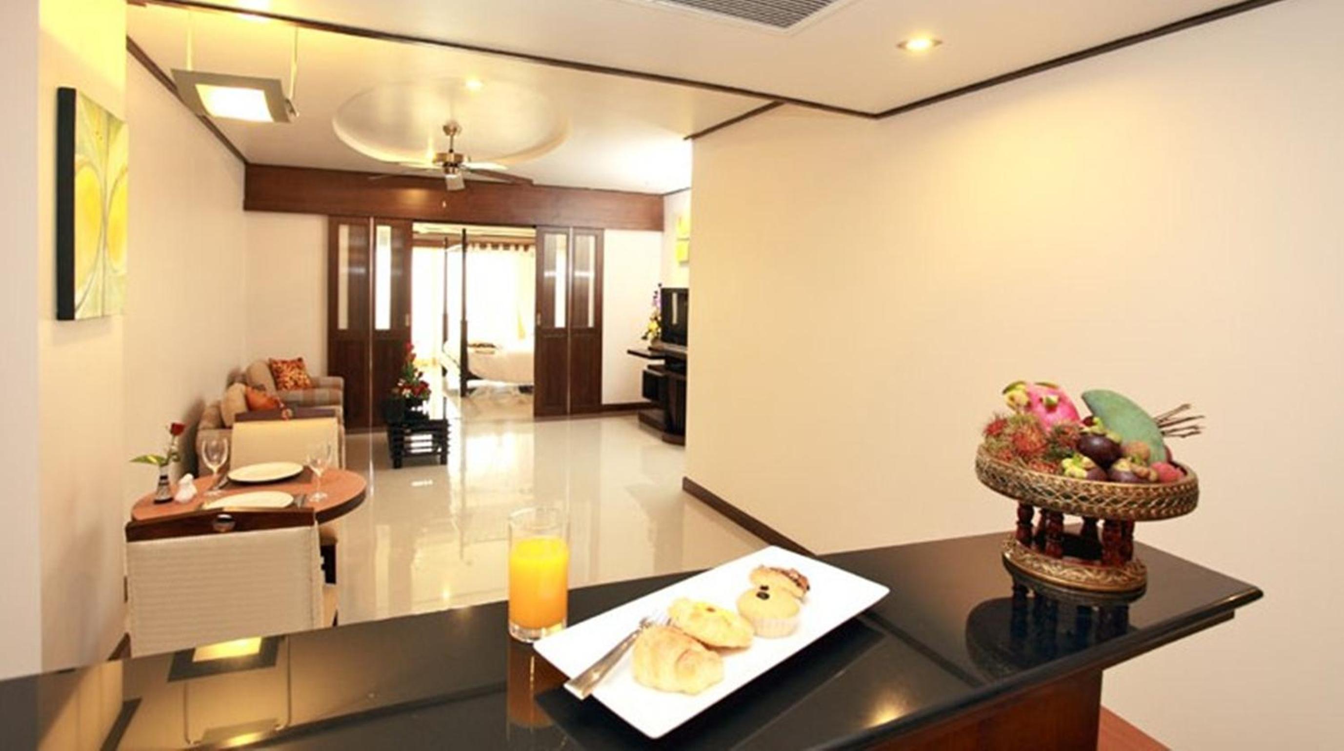 Deluxe One-Bedroom Suite - Photo 11
