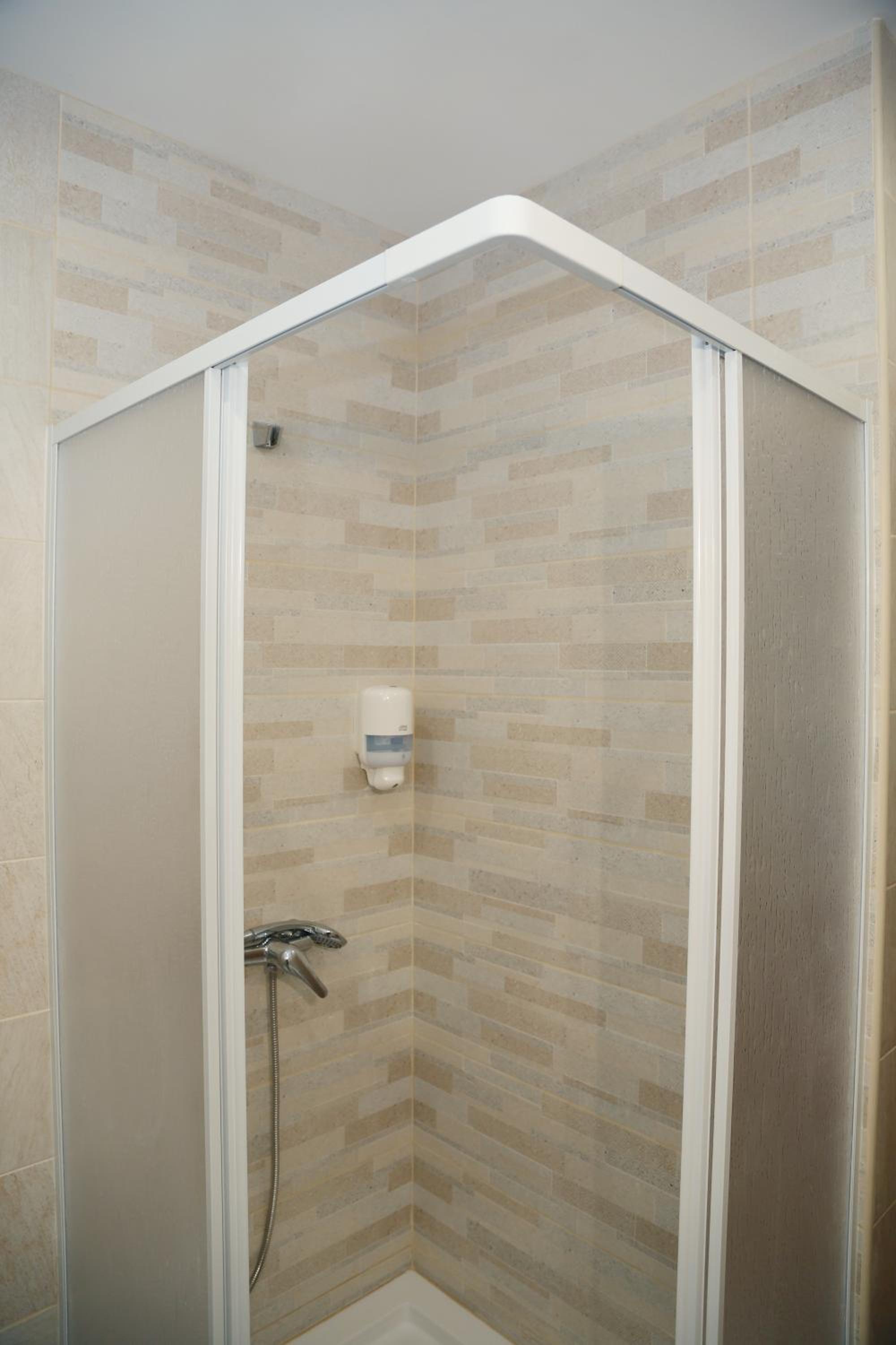 Triple Room with Private Bathroom - Photo 4