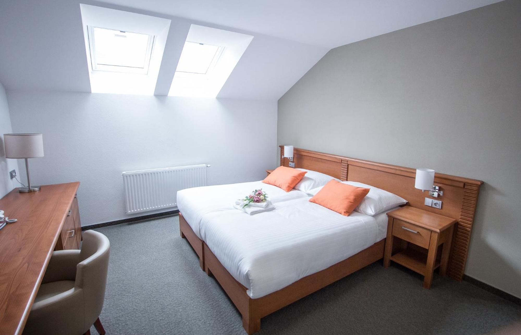 Double or Twin Room - Photo 3
