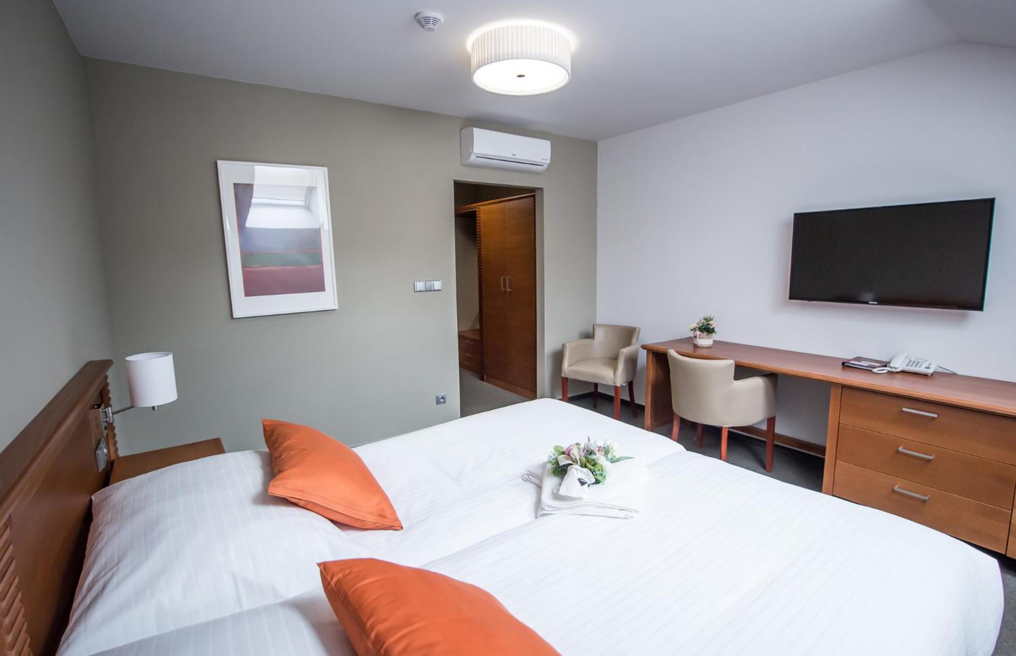 Double or Twin Room - Photo 4