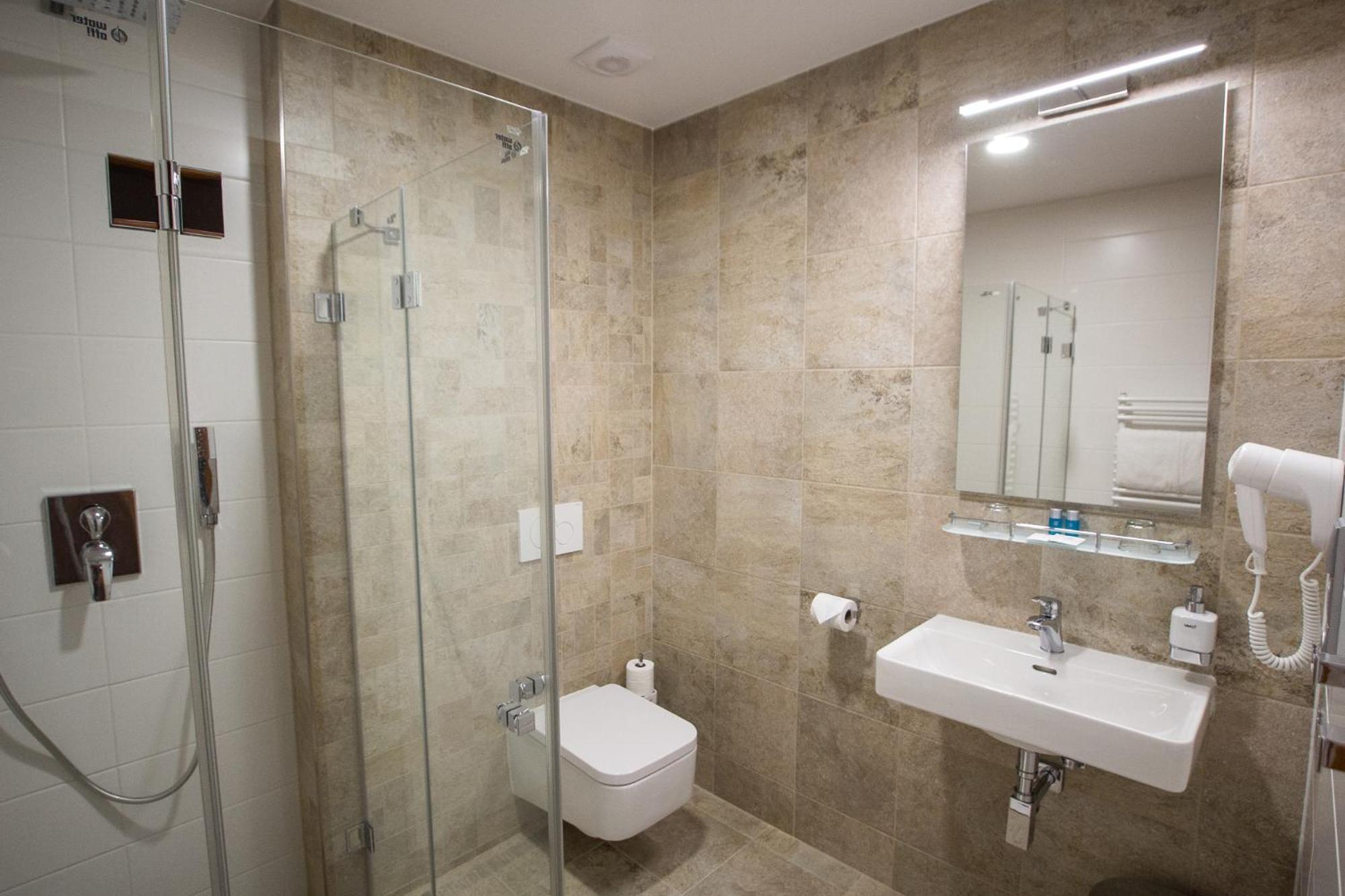 Double or Twin Room - Photo 6