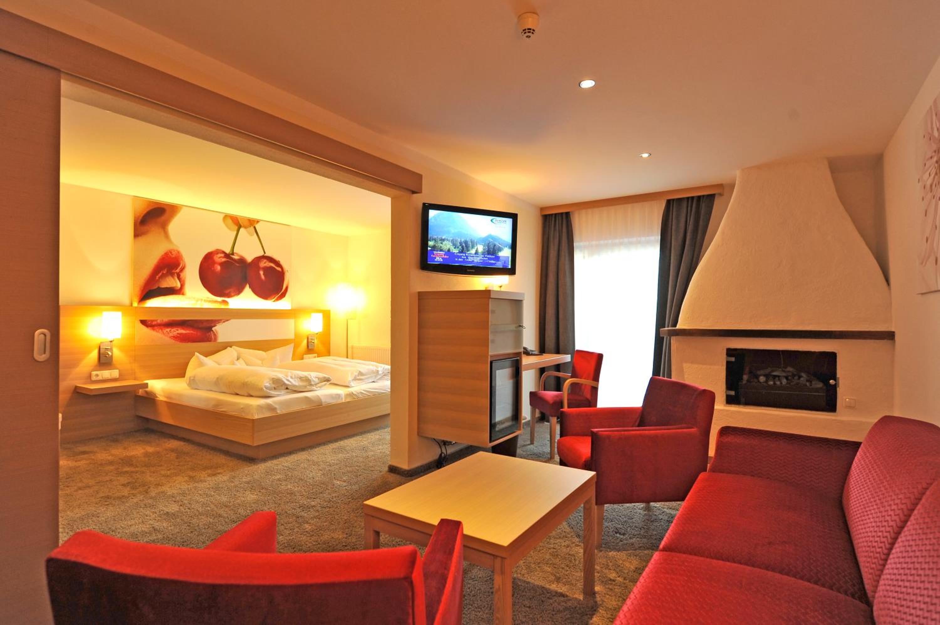 Suite with Lake and Mountain View photo 3