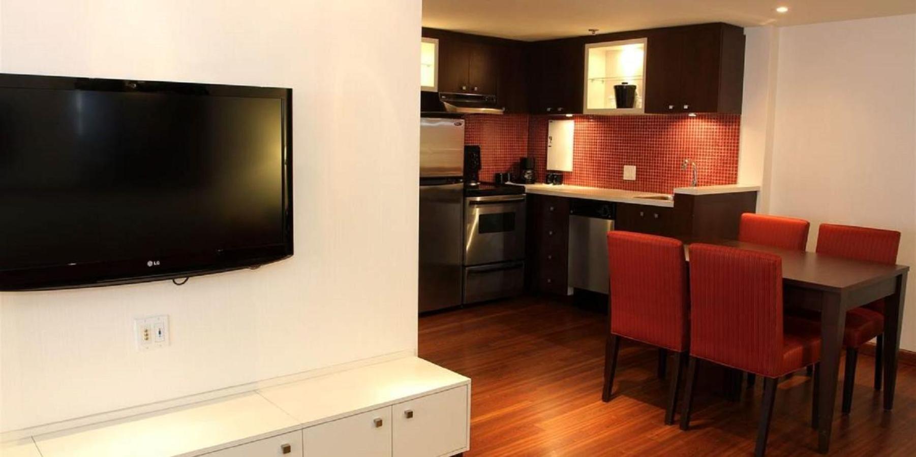 One-Bedroom Suite, 2 Queen Beds with Kitchenette and Balcony