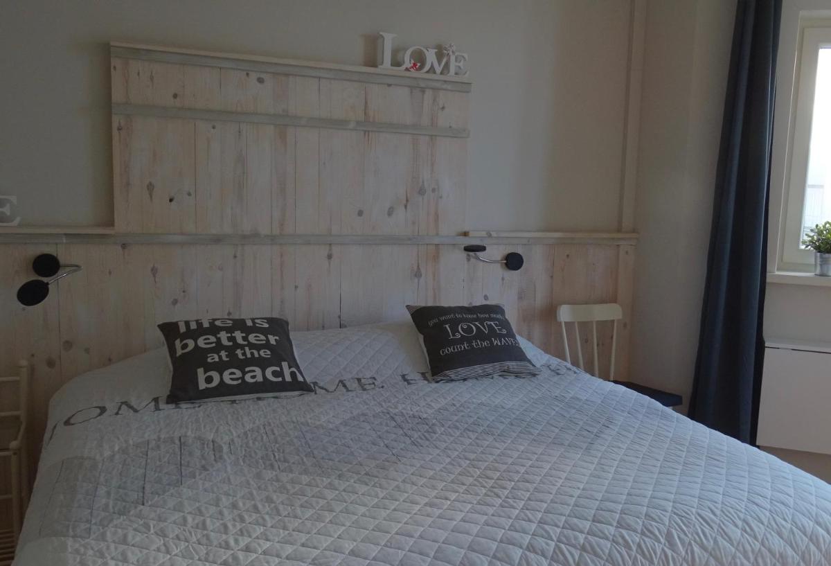Large Twin Room with Sea View photo 3