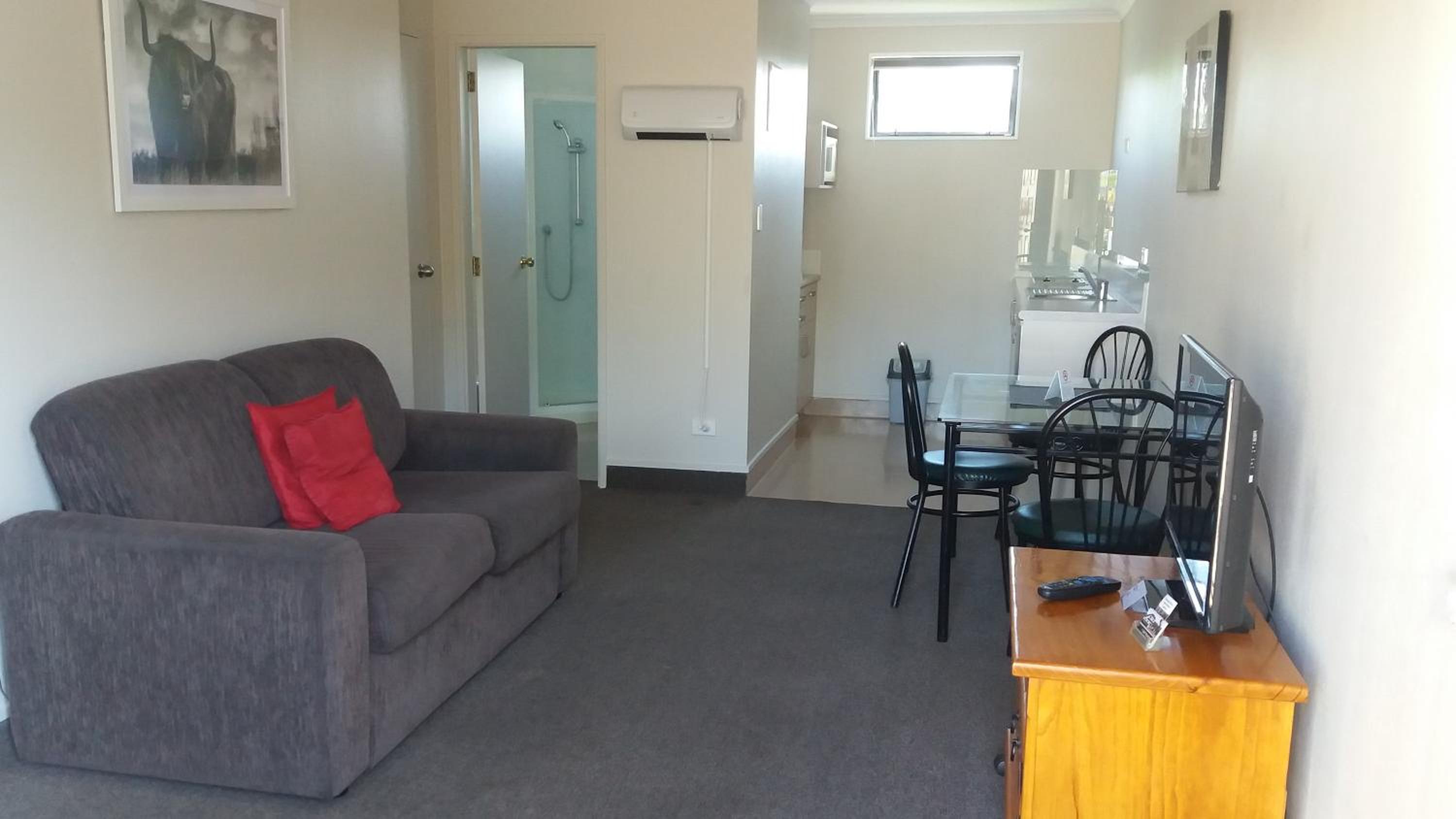 One-Bedroom Apartment photo 1