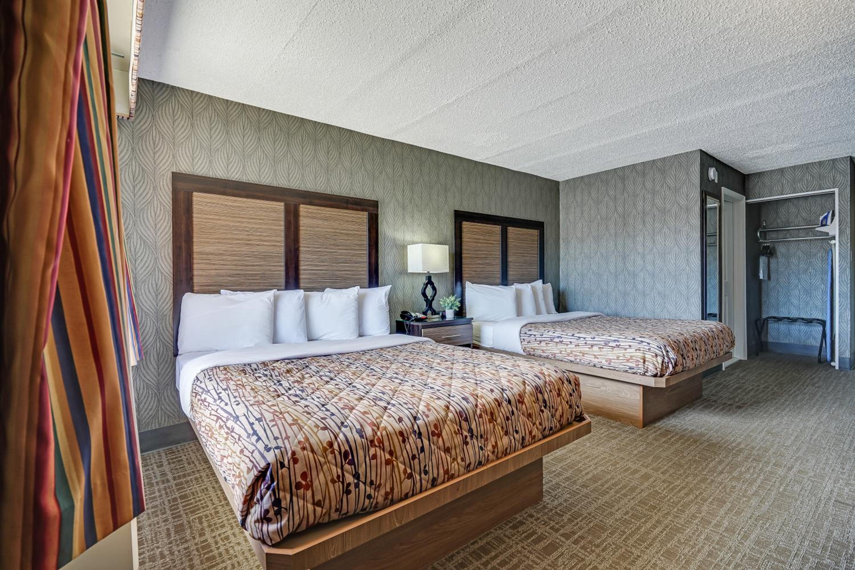 Queen Room with Two Queen Beds - Non-Smoking photo 2