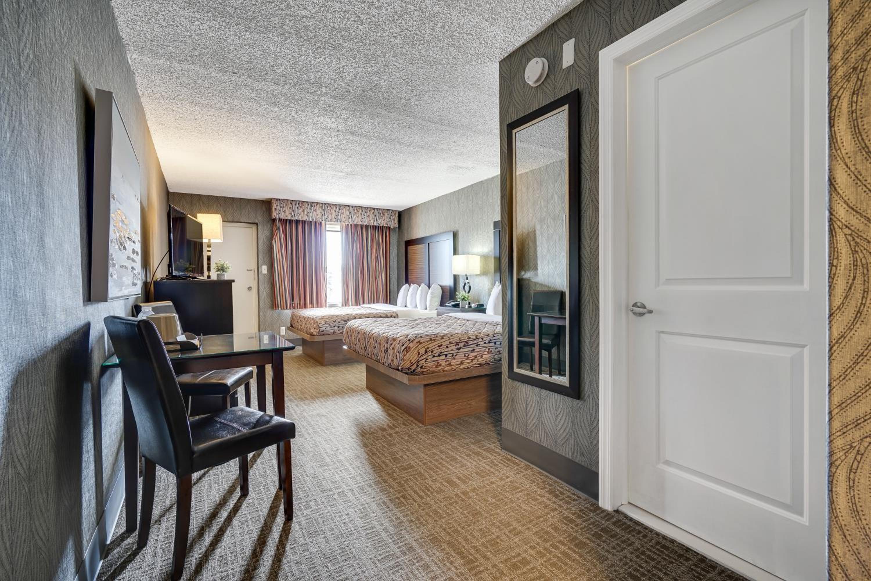 Deluxe Queen Suite - Non-Smoking photo 1