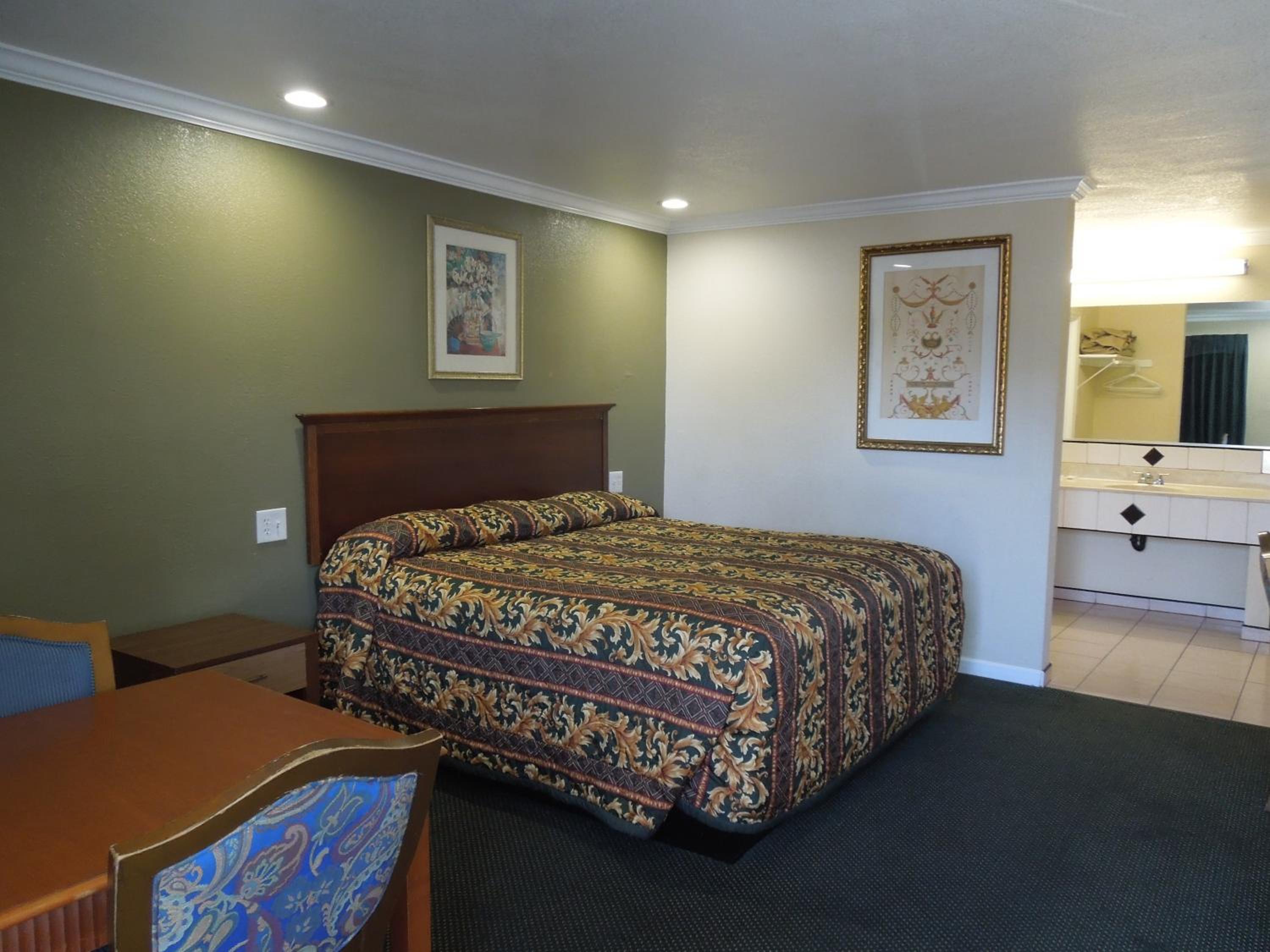 Standard King Room photo 2