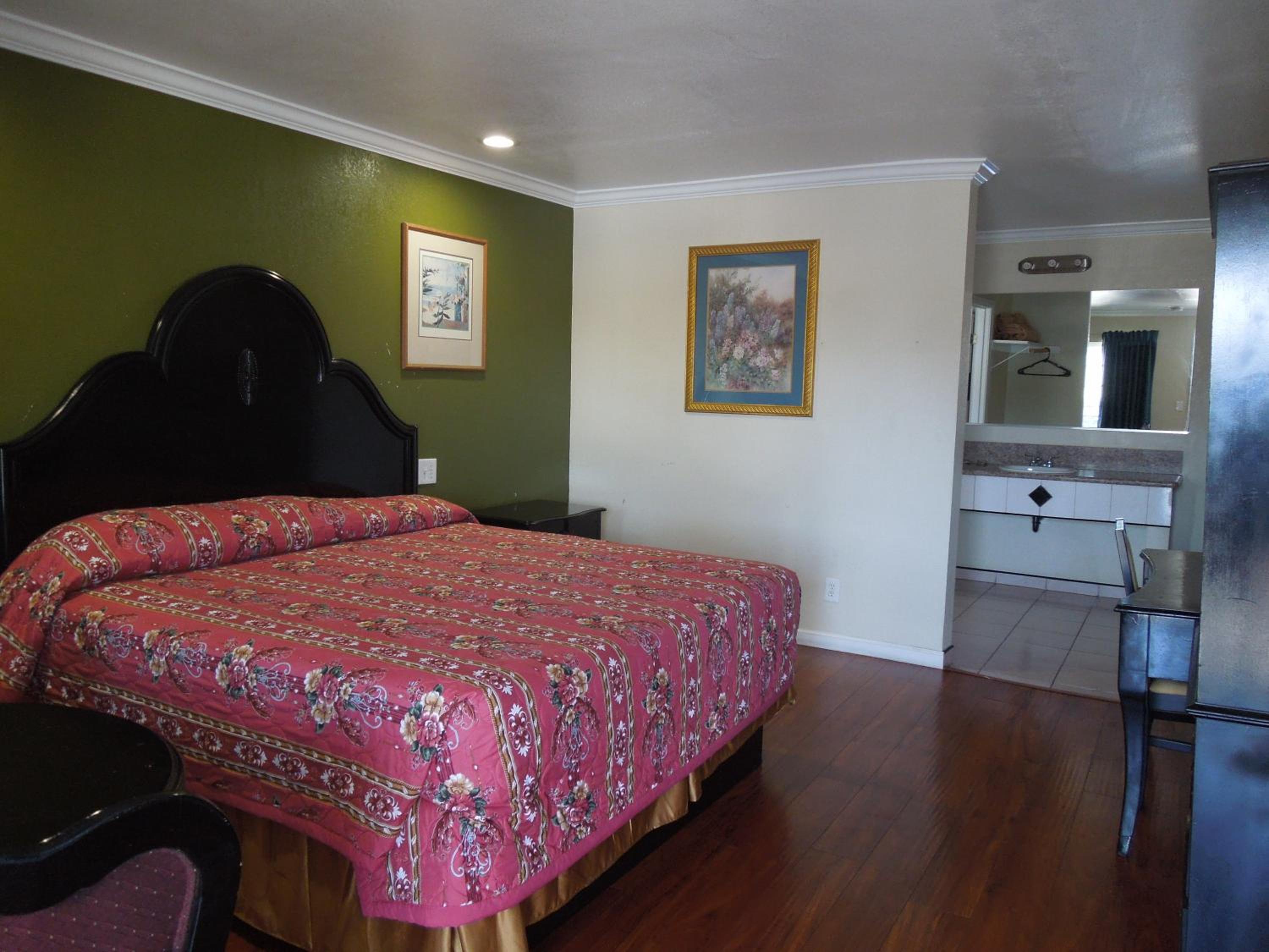 Standard King Room photo 1