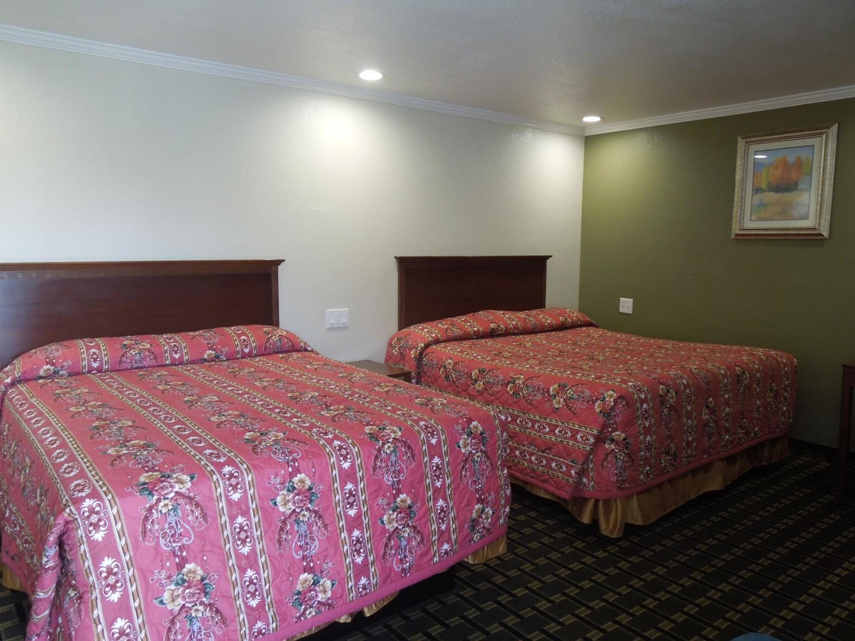 Standard Queen Room with Two Queen Beds photo 2