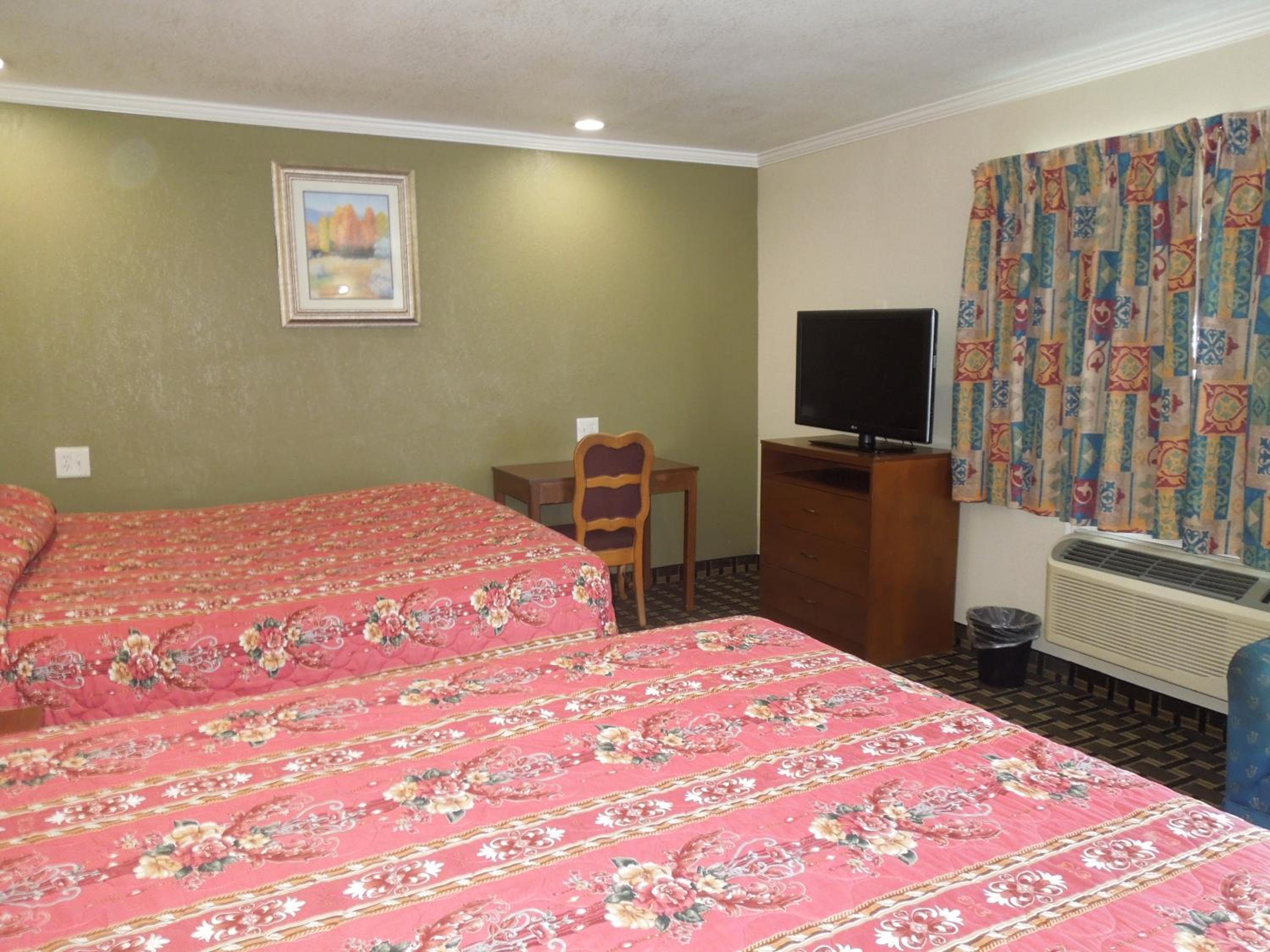 Standard Queen Room with Two Queen Beds photo 1