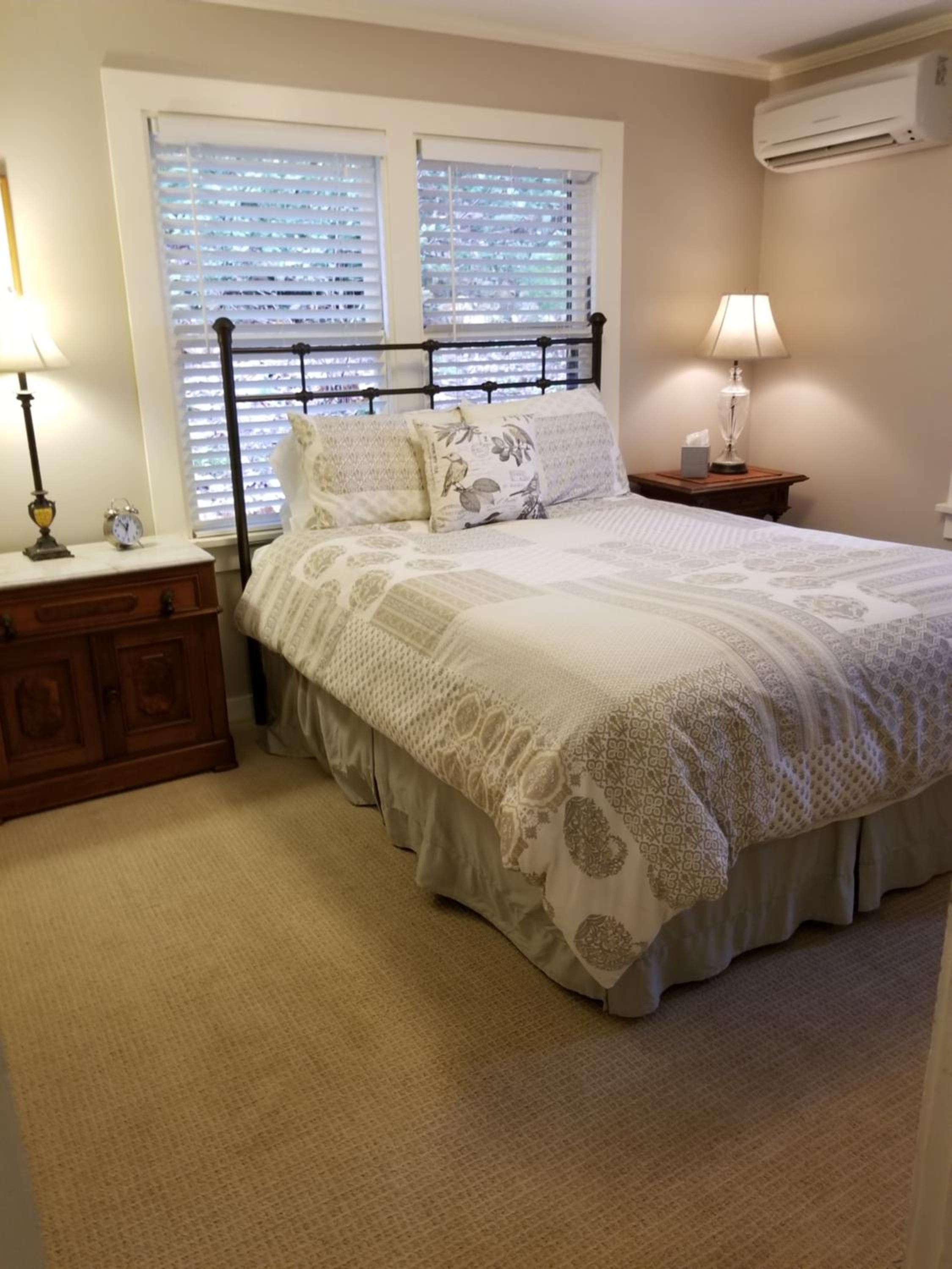 Deluxe Queen Suite