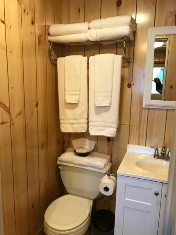Lake Front 2 bedroom Cabin photo 2
