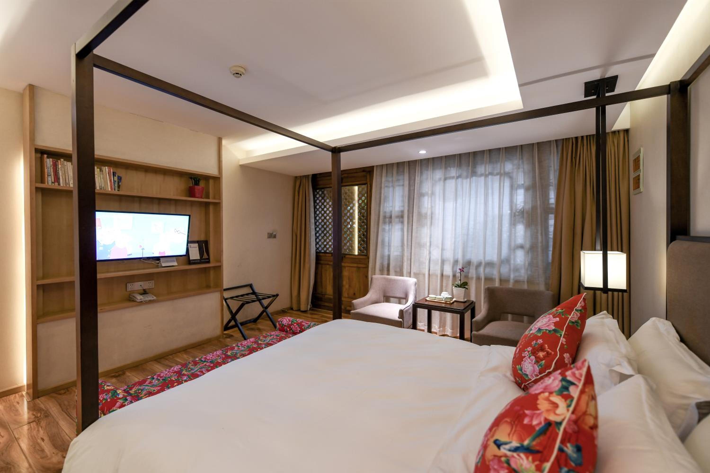Deluxe King Room - Free Train Station Pick-up photo 3