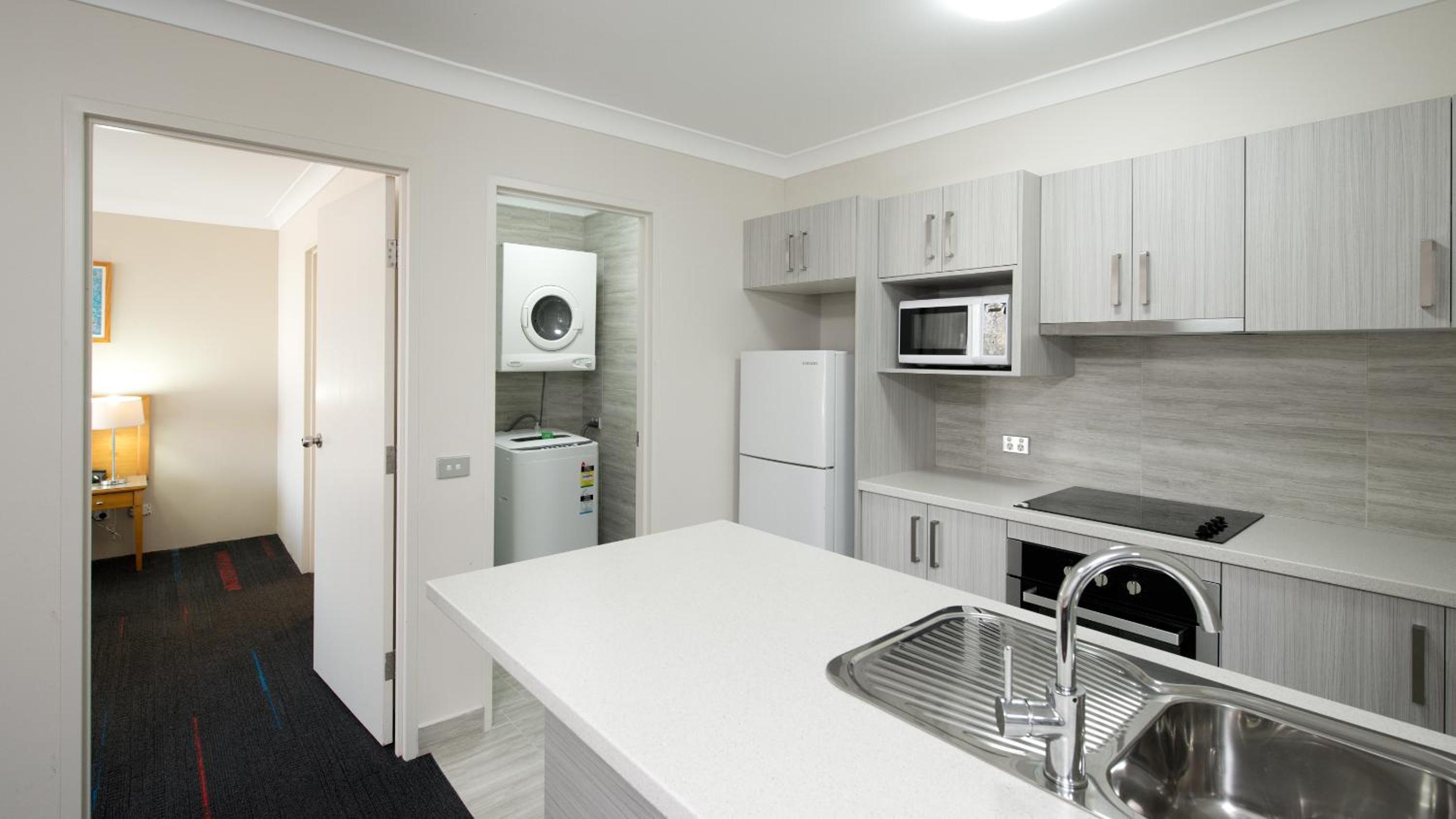 Executive Three-Bedroom Apartment (Limited Housekeeping) photo 3