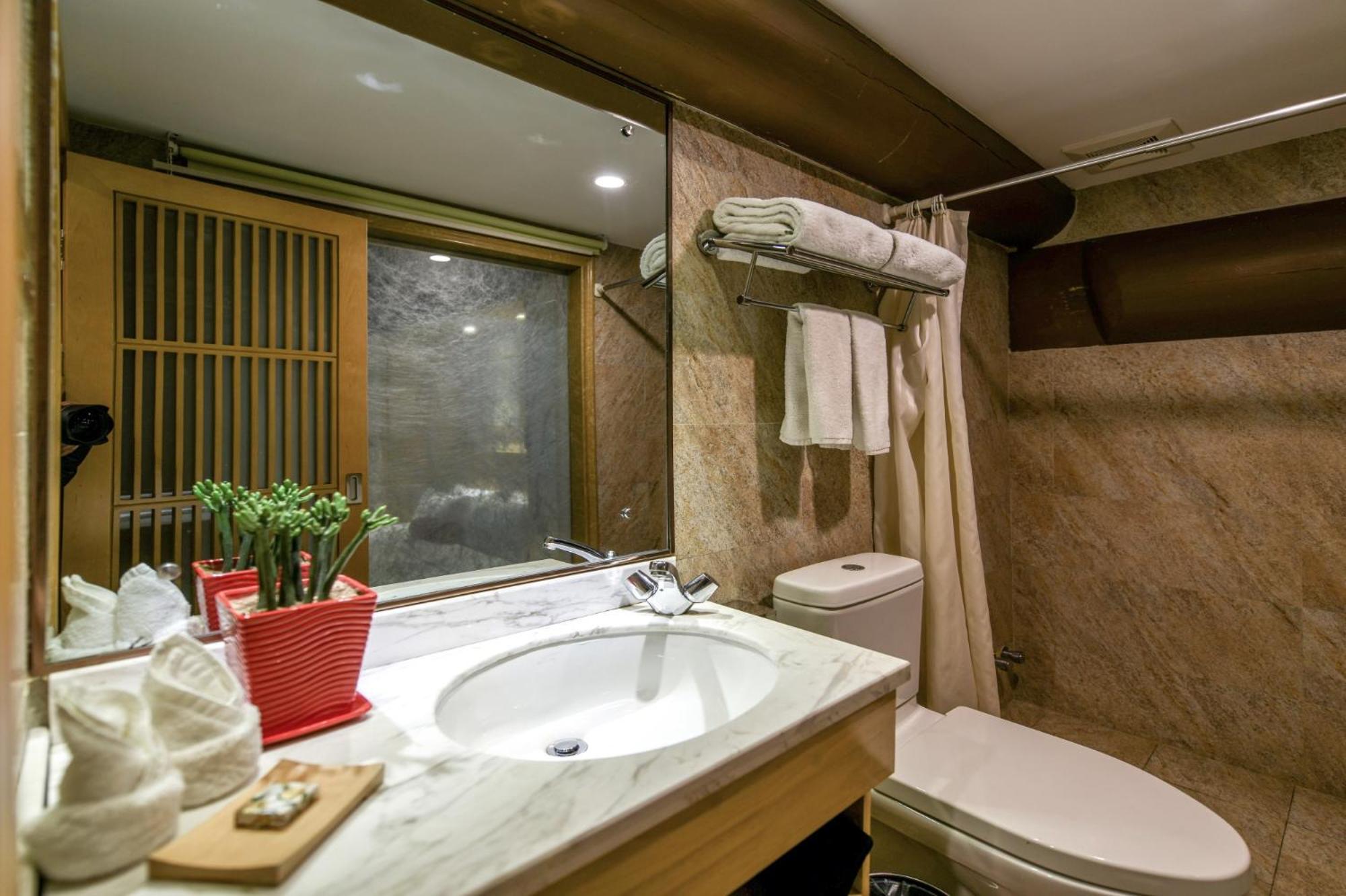 Japanese-Style Room with Tatami  - Free Train Station Pick-up photo 2