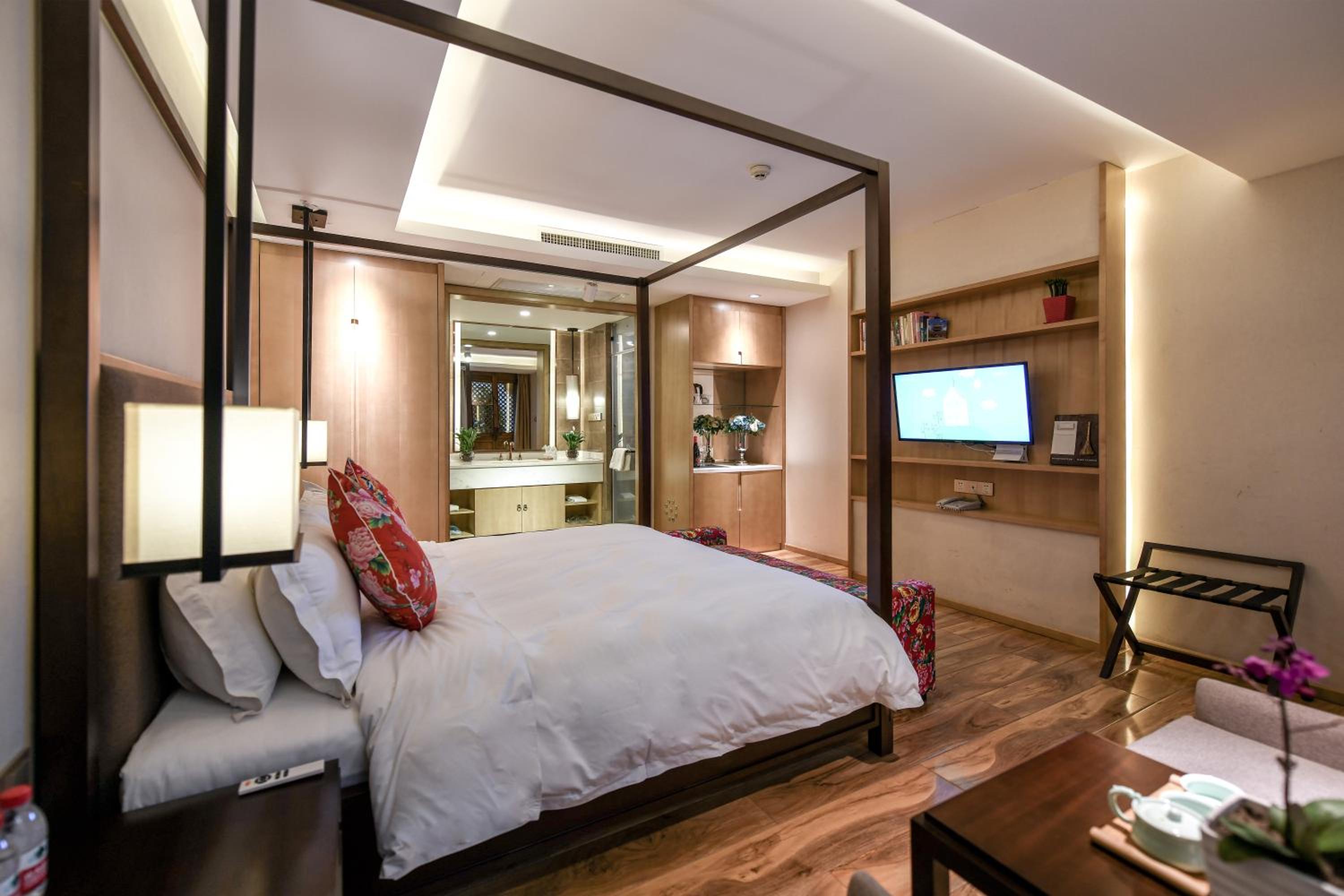 Deluxe King Room - Free Train Station Pick-up