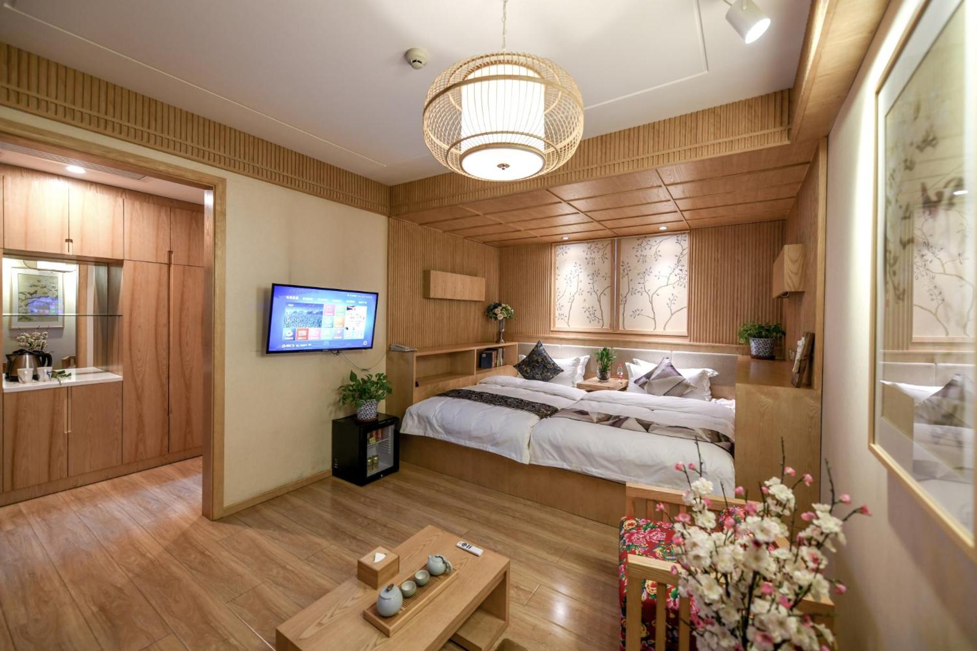 Deluxe Family King-bed Room - Free Train Station Pick-up