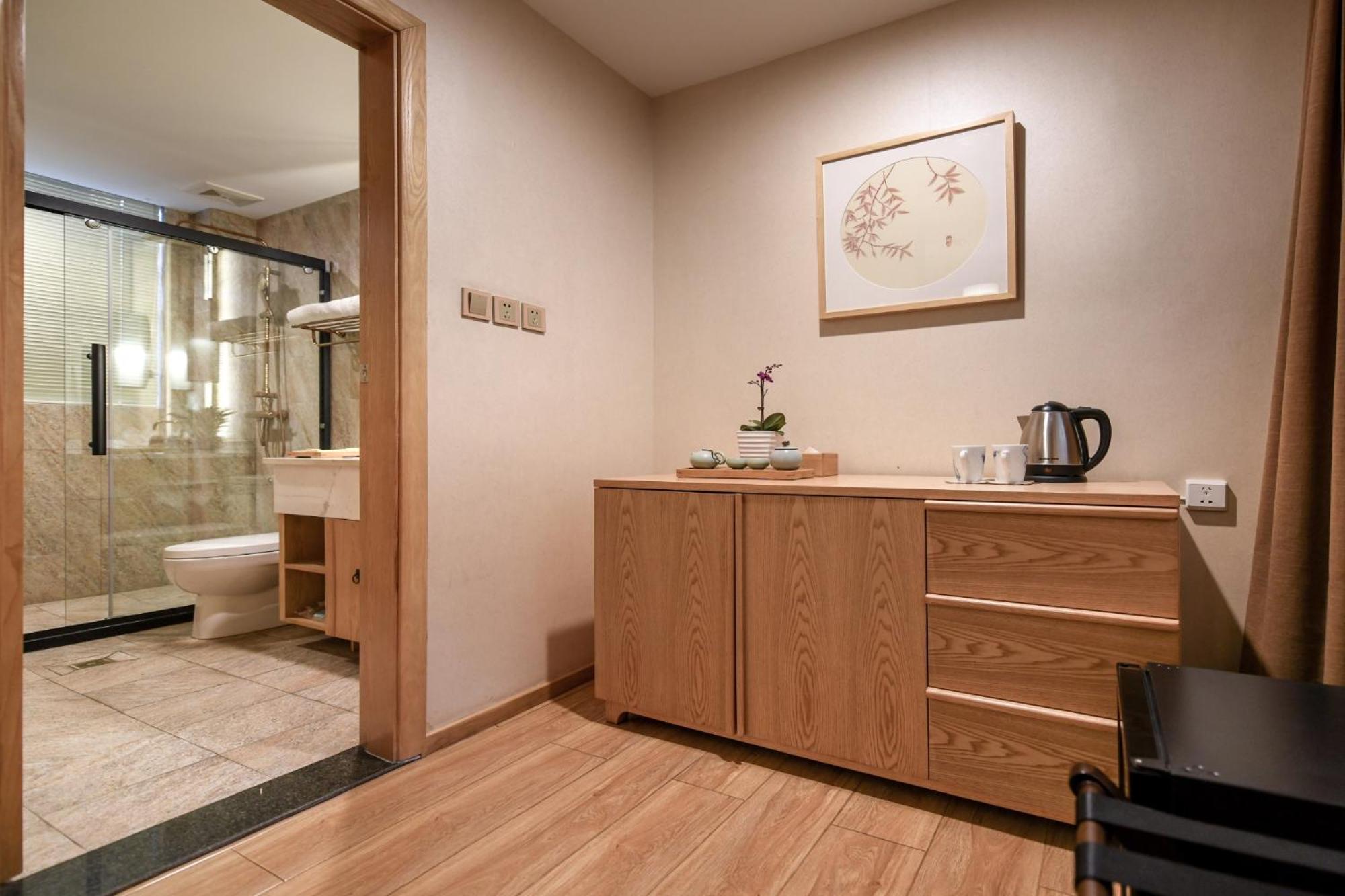 Deluxe Family King-bed Room - Free Train Station Pick-up photo 3