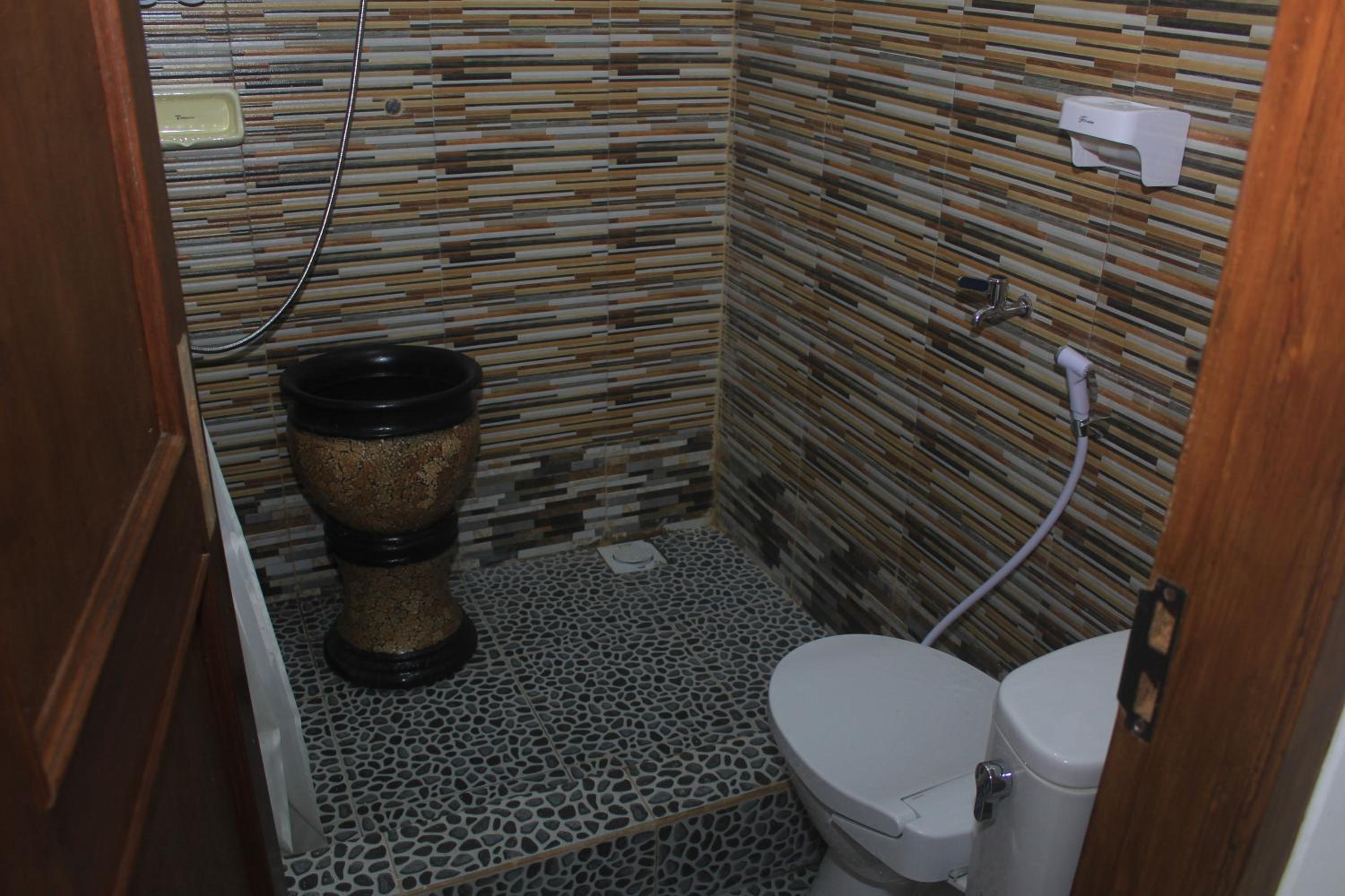 Deluxe Room (2 Adults + 1 Child) - Photo 2