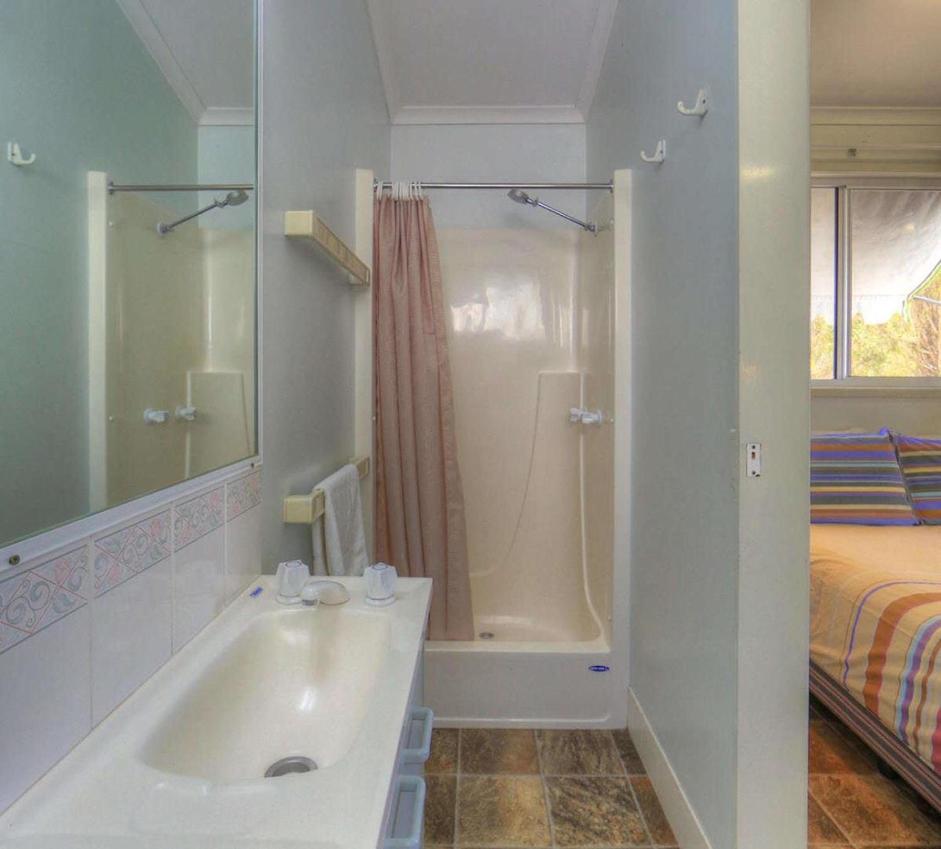 Ensuite Cabin photo 2