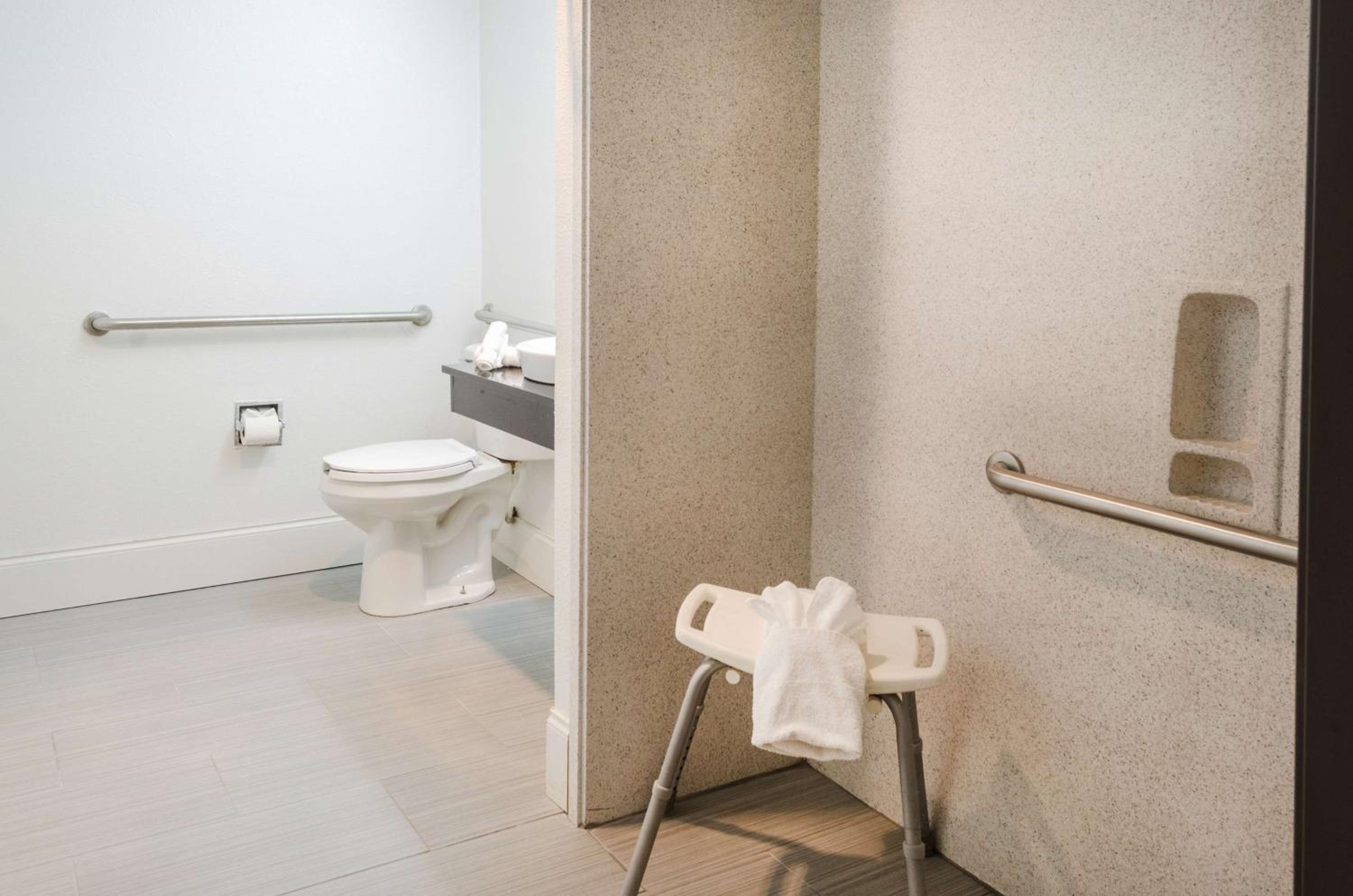 King Room - Disability Access - Non-Smoking - Photo 10