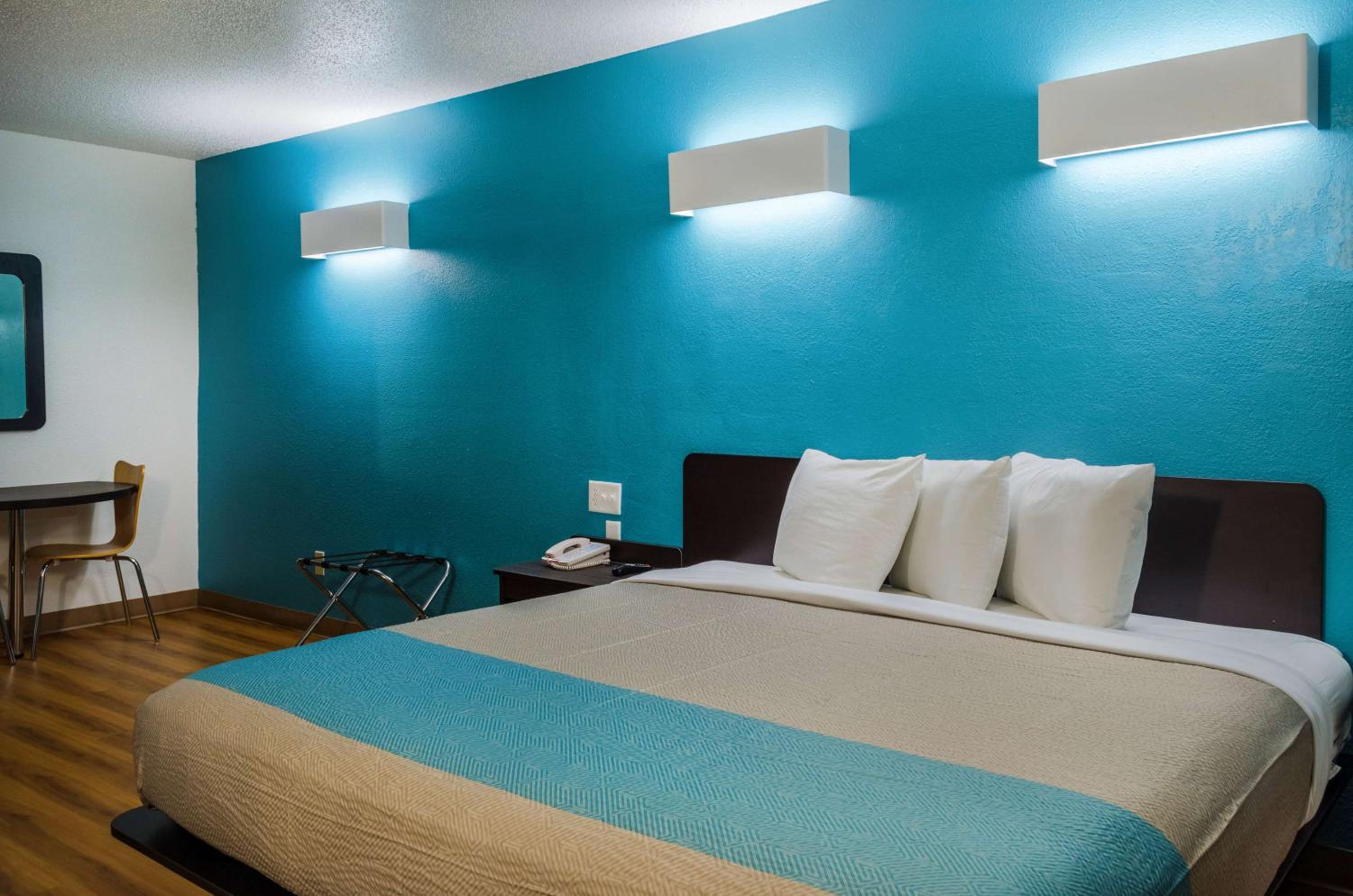 Deluxe King Room - Non-Smoking - Photo 5