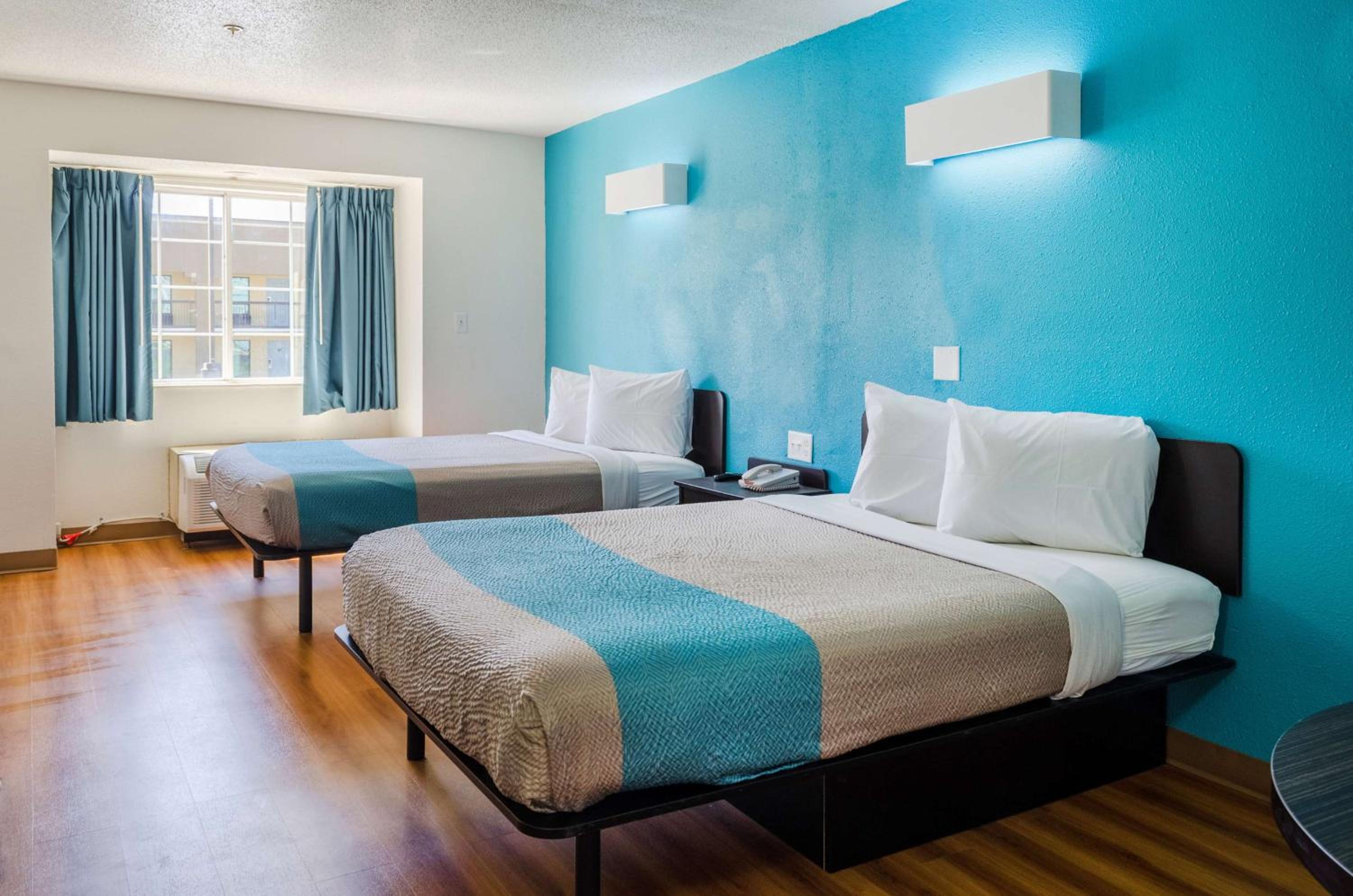 Deluxe Queen Room with Two Queen Beds - Non-Smoking - Photo 2