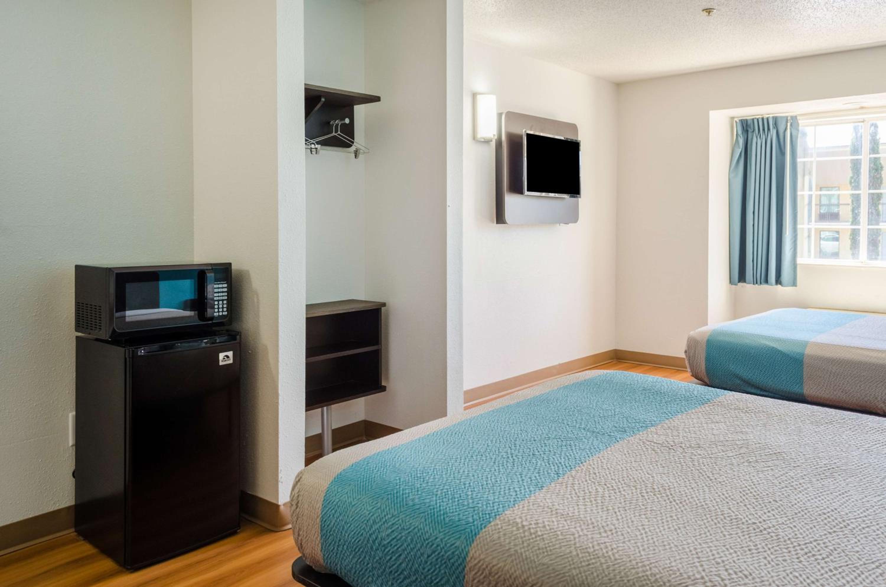 Deluxe Queen Room with Two Queen Beds - Non-Smoking - Photo 3