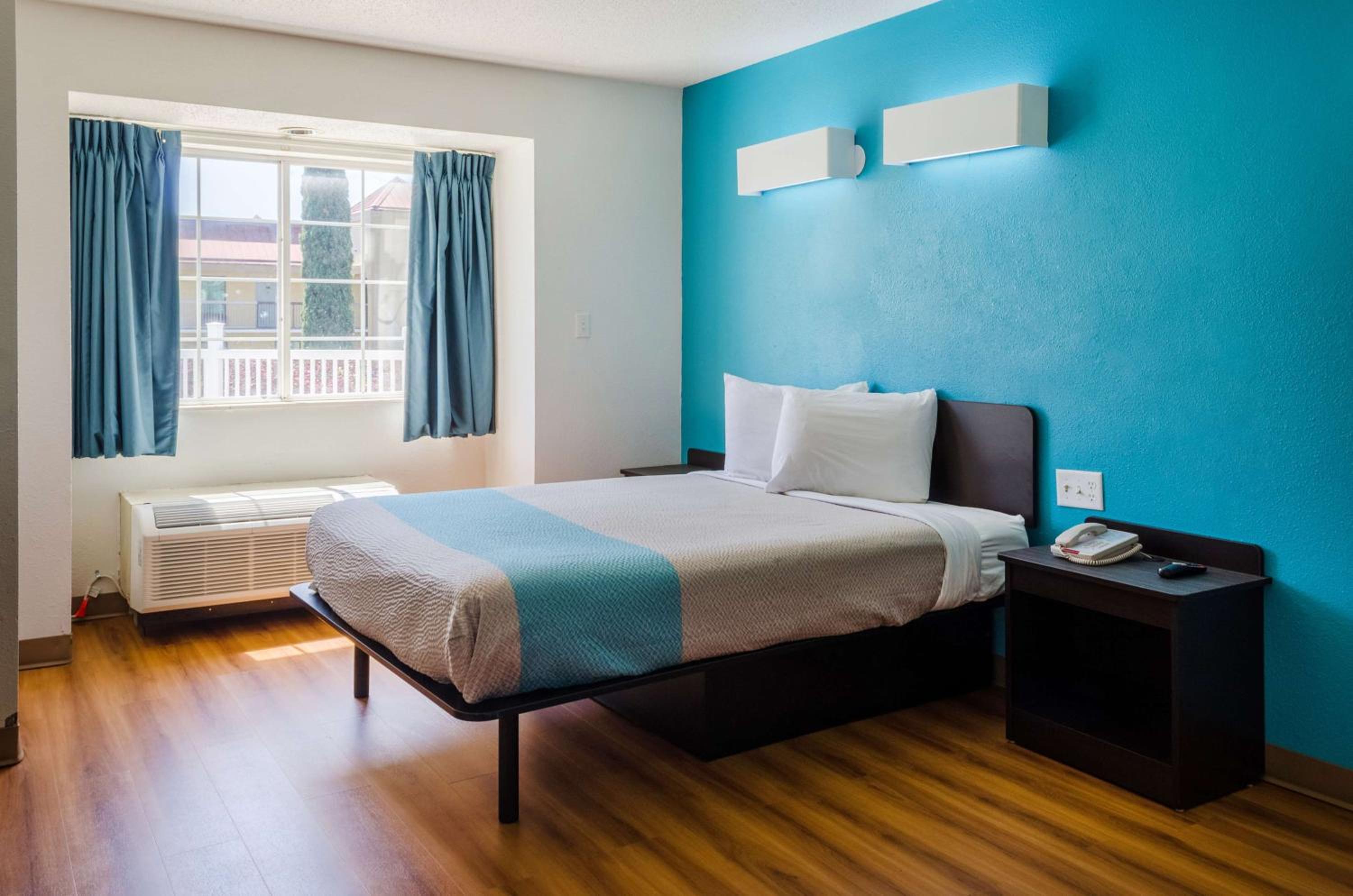 Deluxe King Room - Non-Smoking - Photo 4