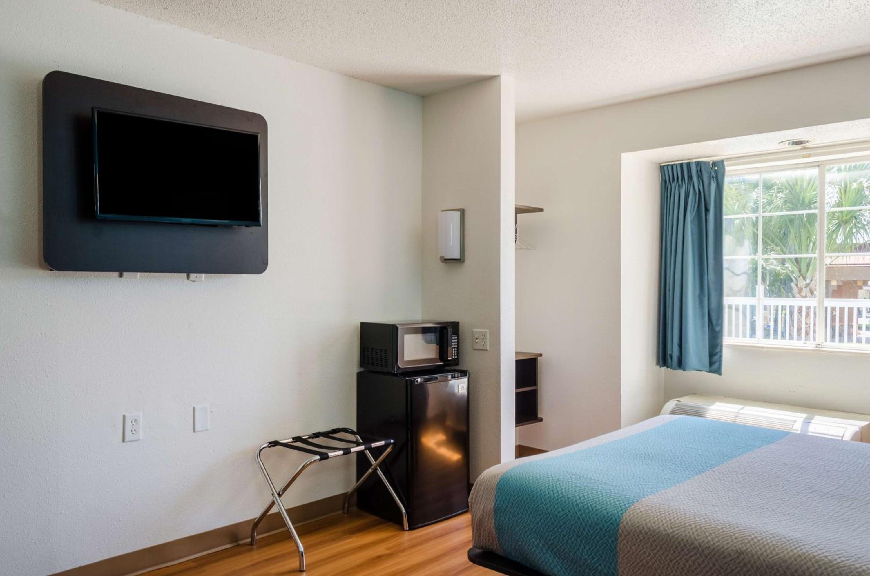 Deluxe King Room - Non-Smoking - Photo 8