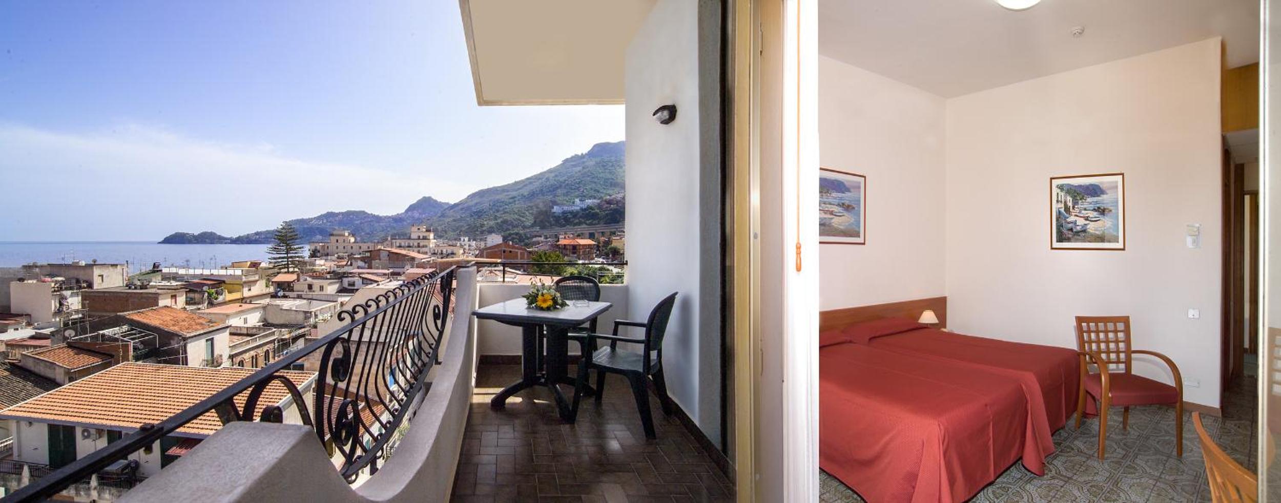 Double or Twin Room with Sea View photo 3
