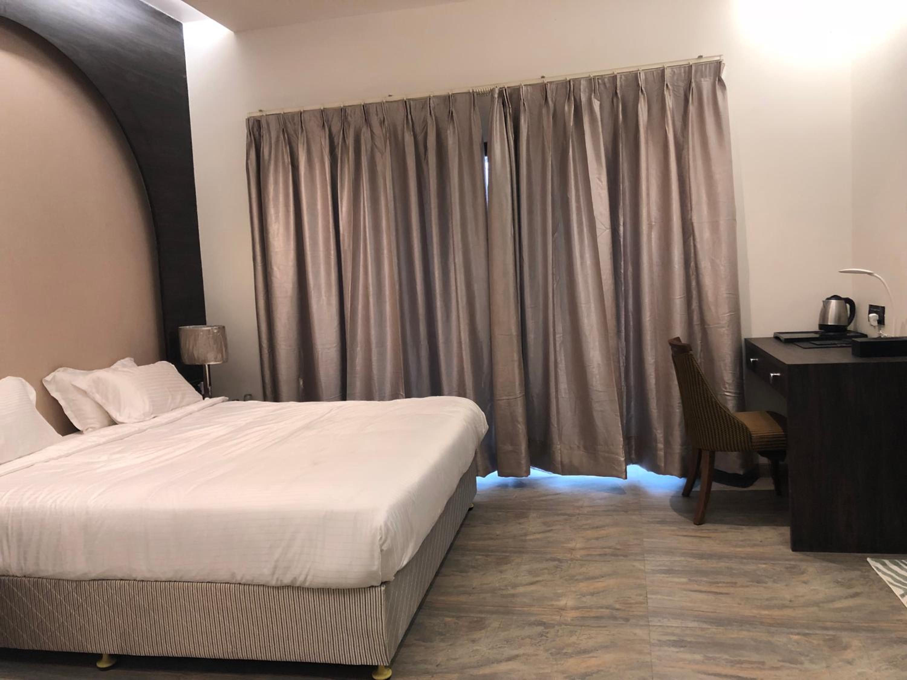 Superior King Room - Photo 5