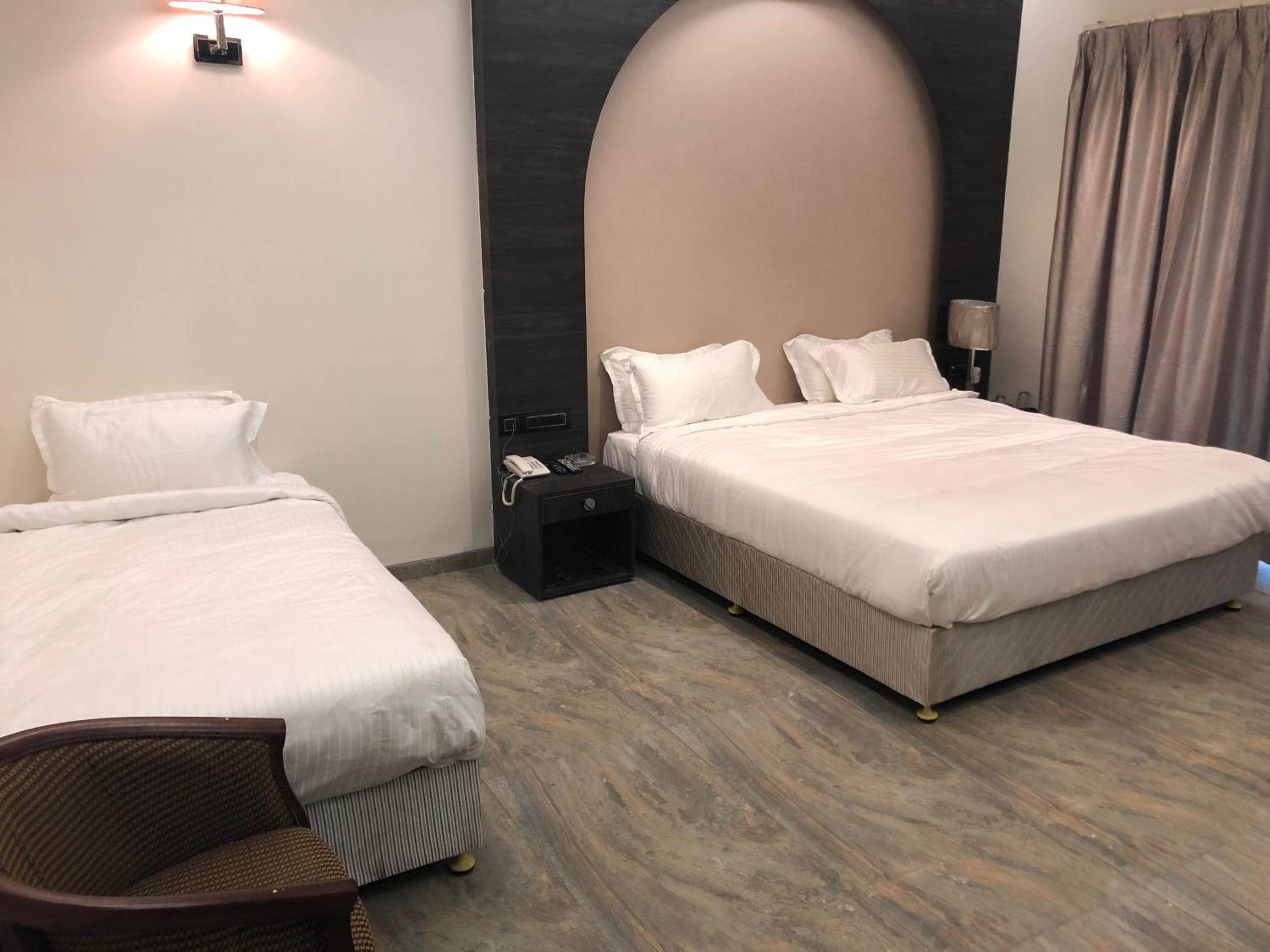 Superior King Room - Photo 4