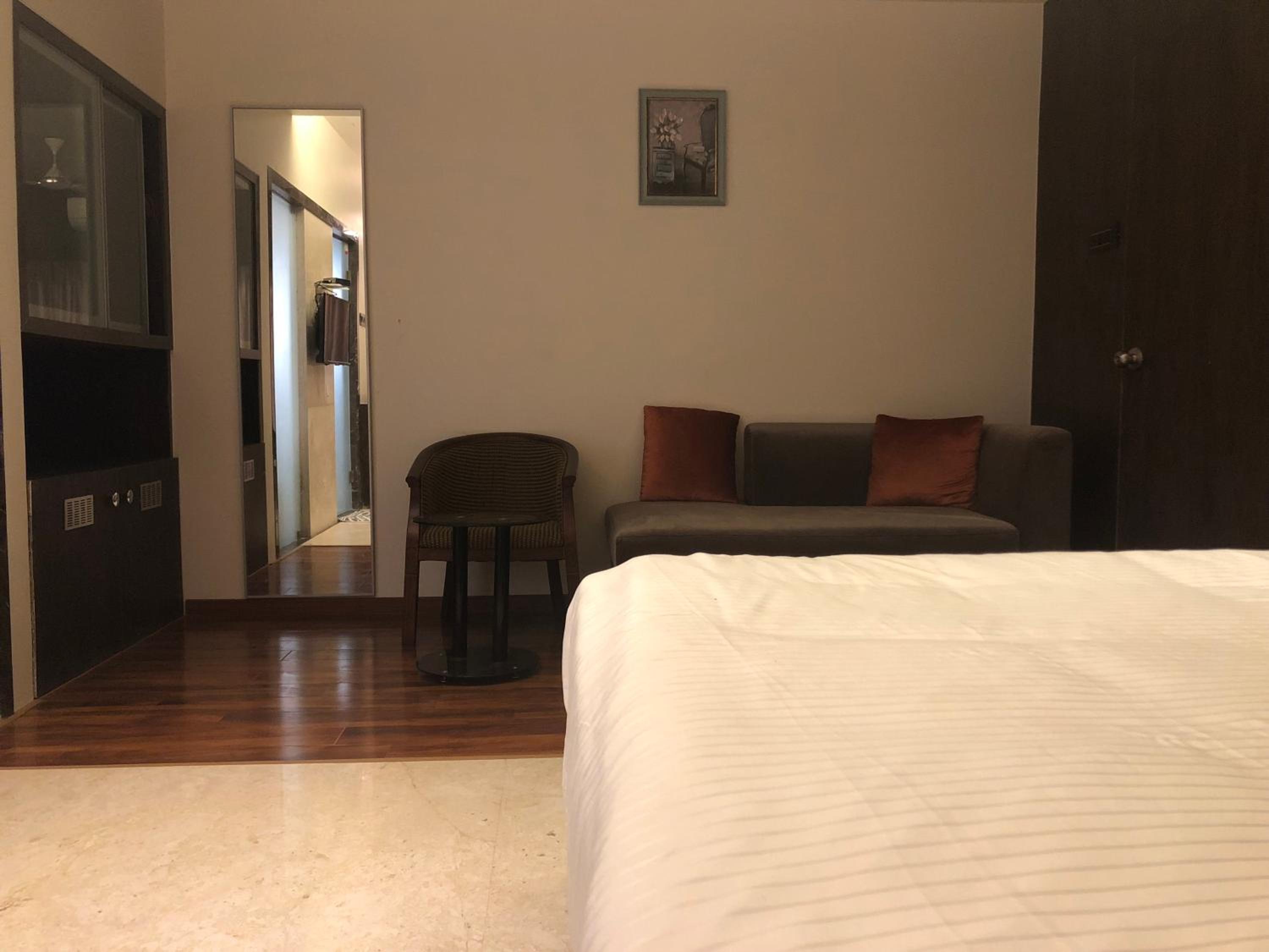 Deluxe Suite - Photo 7