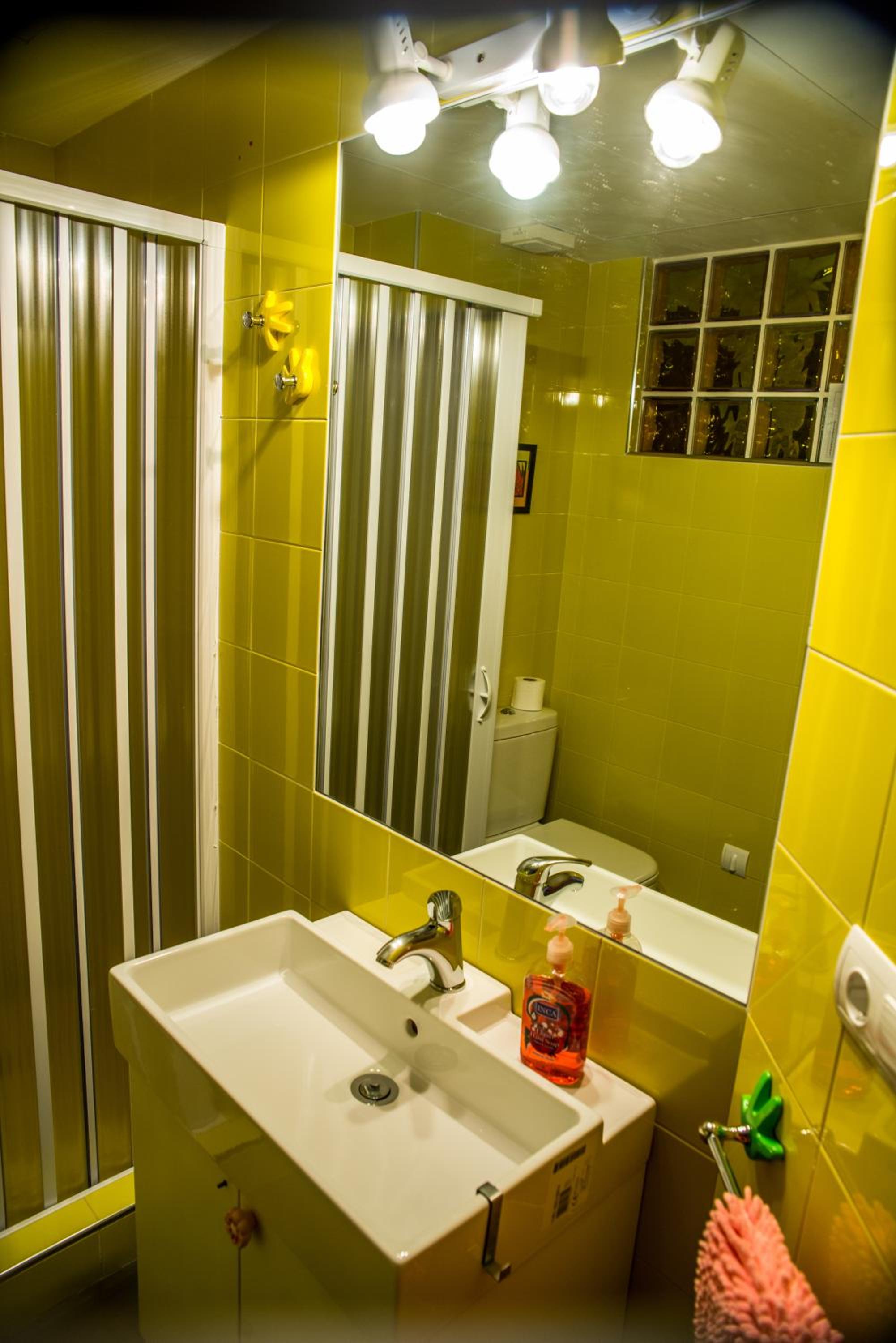 Double Room with Private External Bathroom - Photo 12